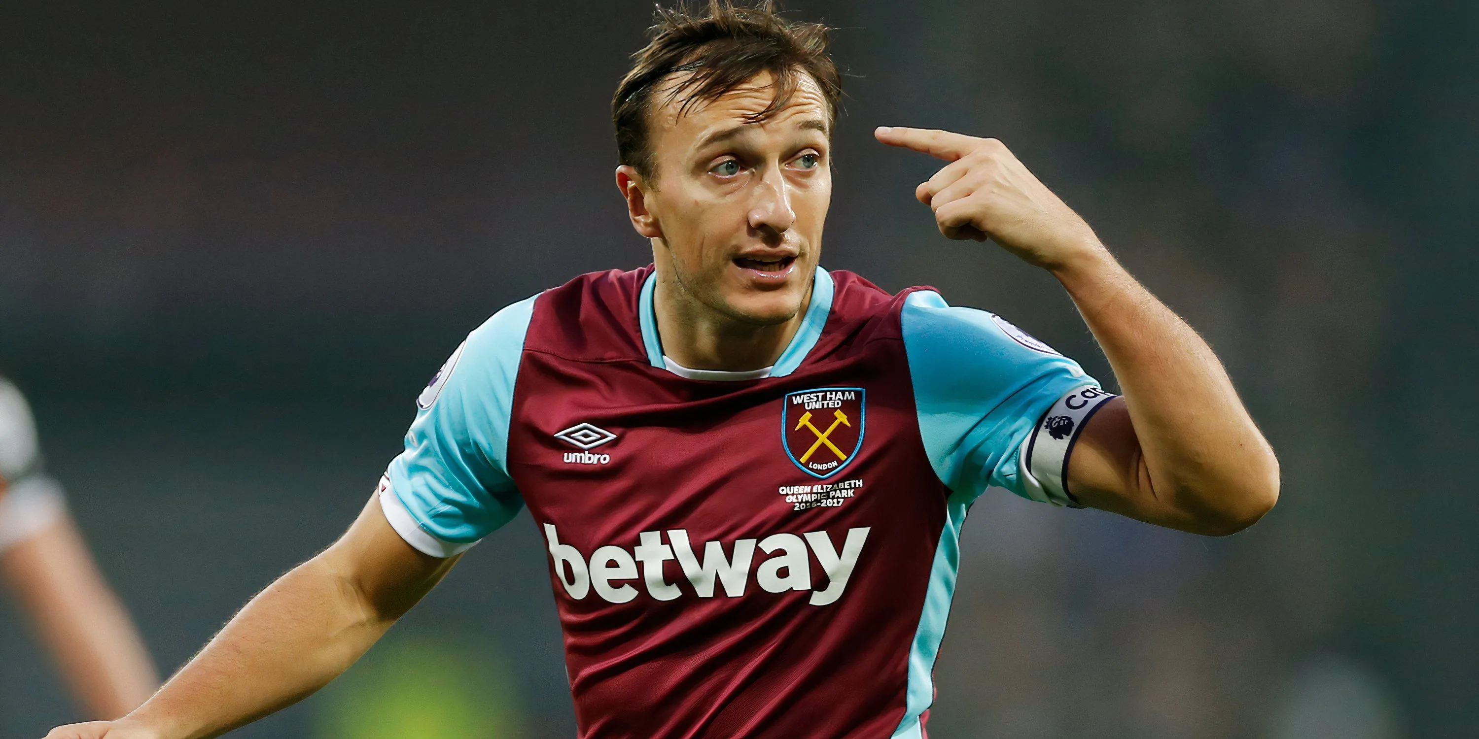 Mark Noble trên sân cỏ trong màu áo West Ham United, thể hiện tinh thần thi đấu của một thủ lĩnh