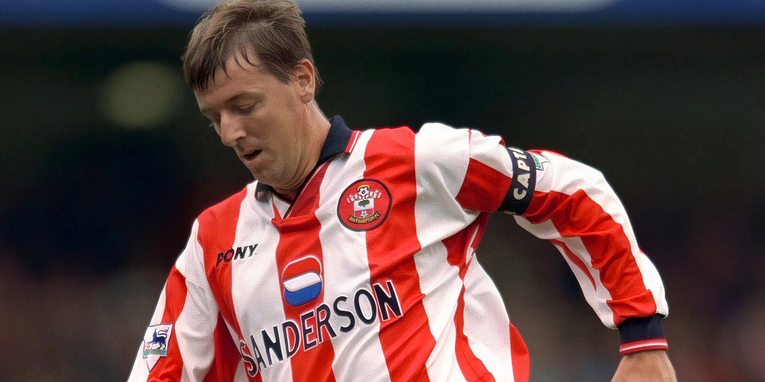 Matt Le Tissier dứt điểm bóng trên sân cỏ trong màu áo Southampton