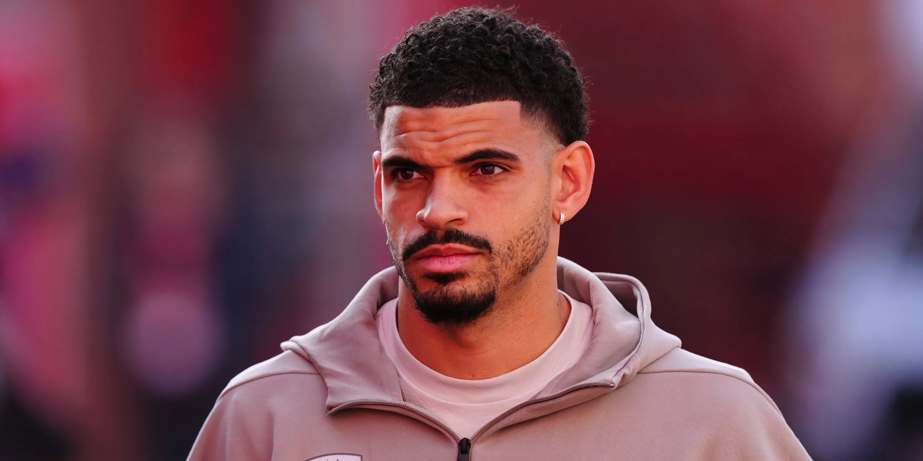Morgan Gibbs-White trong màu áo Nottingham Forest chuẩn bị cho trận đấu Premier League
