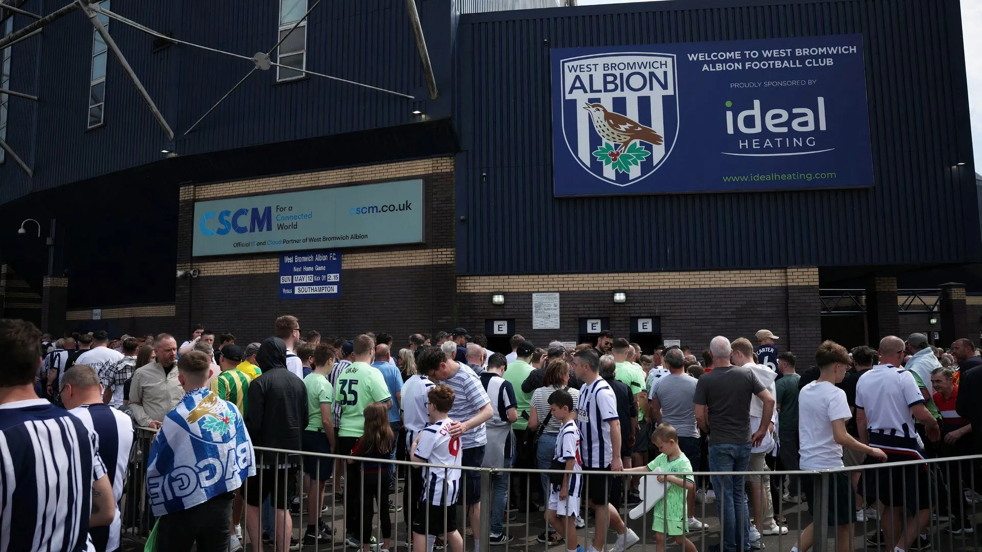 Người hâm mộ West Bromwich Albion tập trung bên ngoài sân The Hawthorns