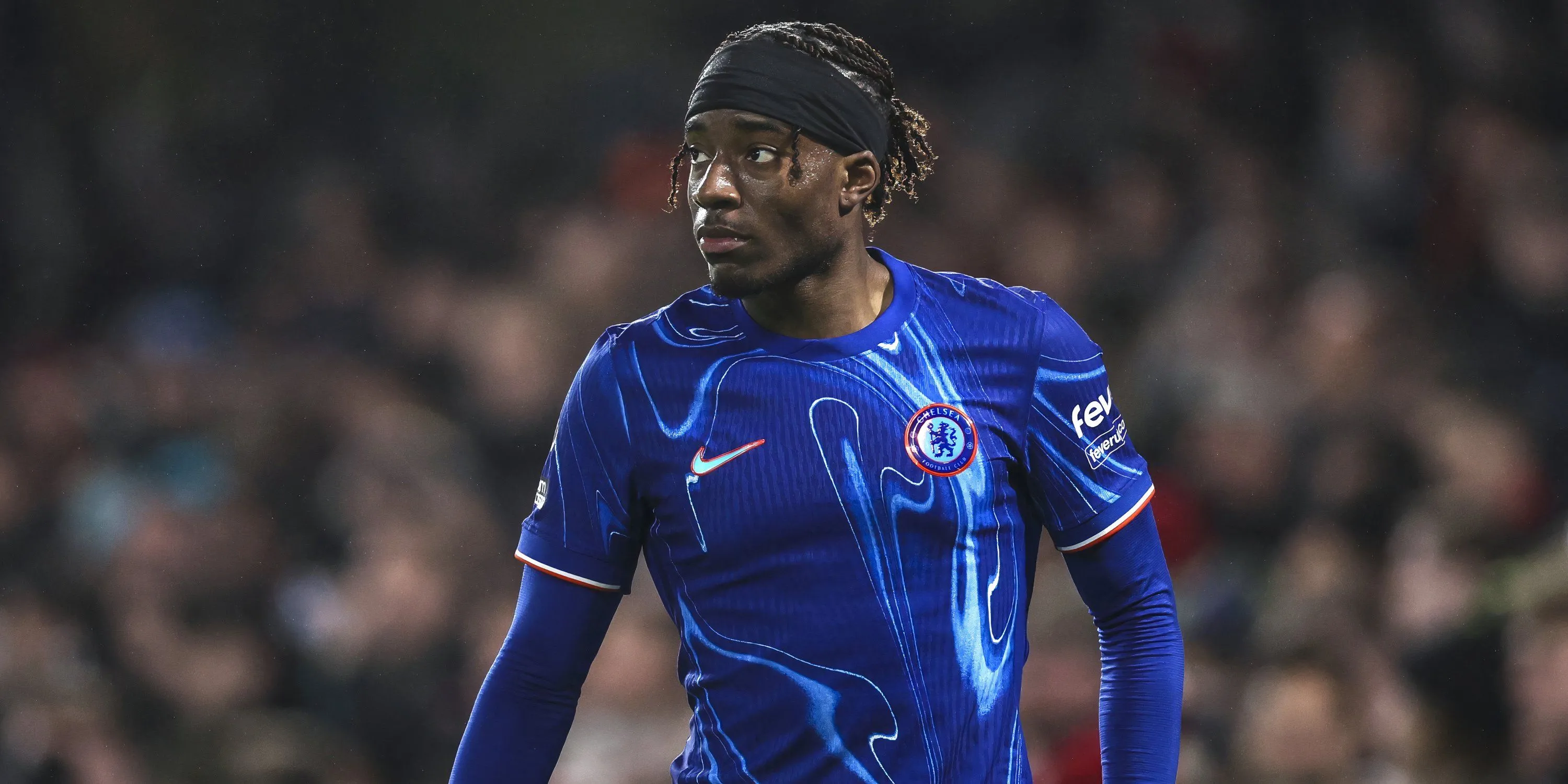 Noni Madueke đi bóng trong màu áo Chelsea tại Premier League