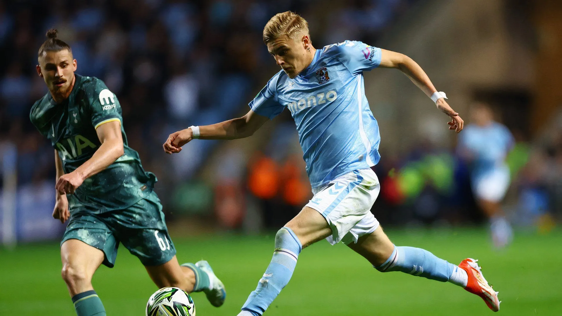 Norman Bassette trong màu áo Coventry City, cầu thủ trẻ được đề xuất cho mượn để phát triển.
