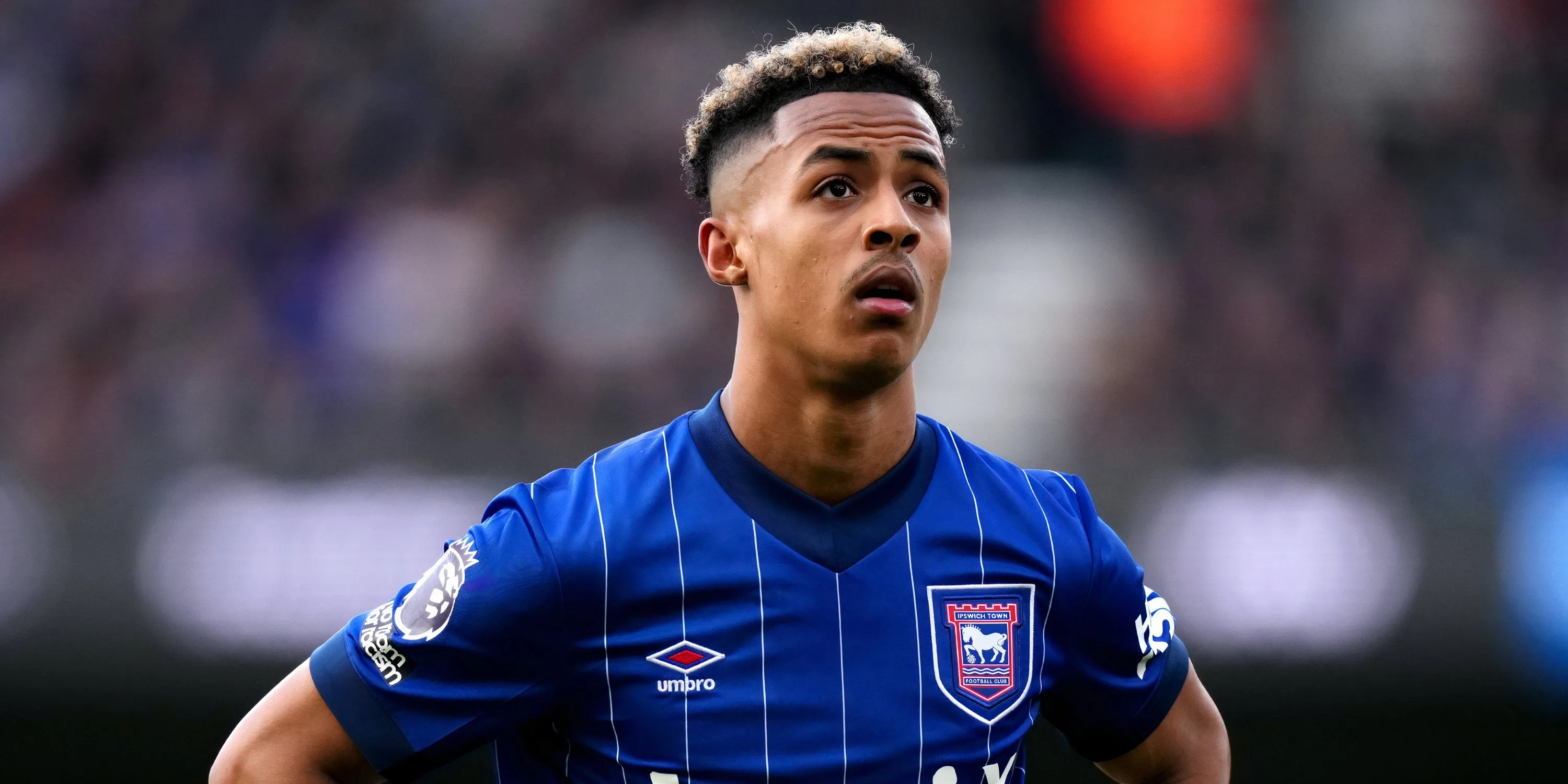 Omari Hutchinson thi đấu cho Ipswich Town trong mùa giải thăng hạng