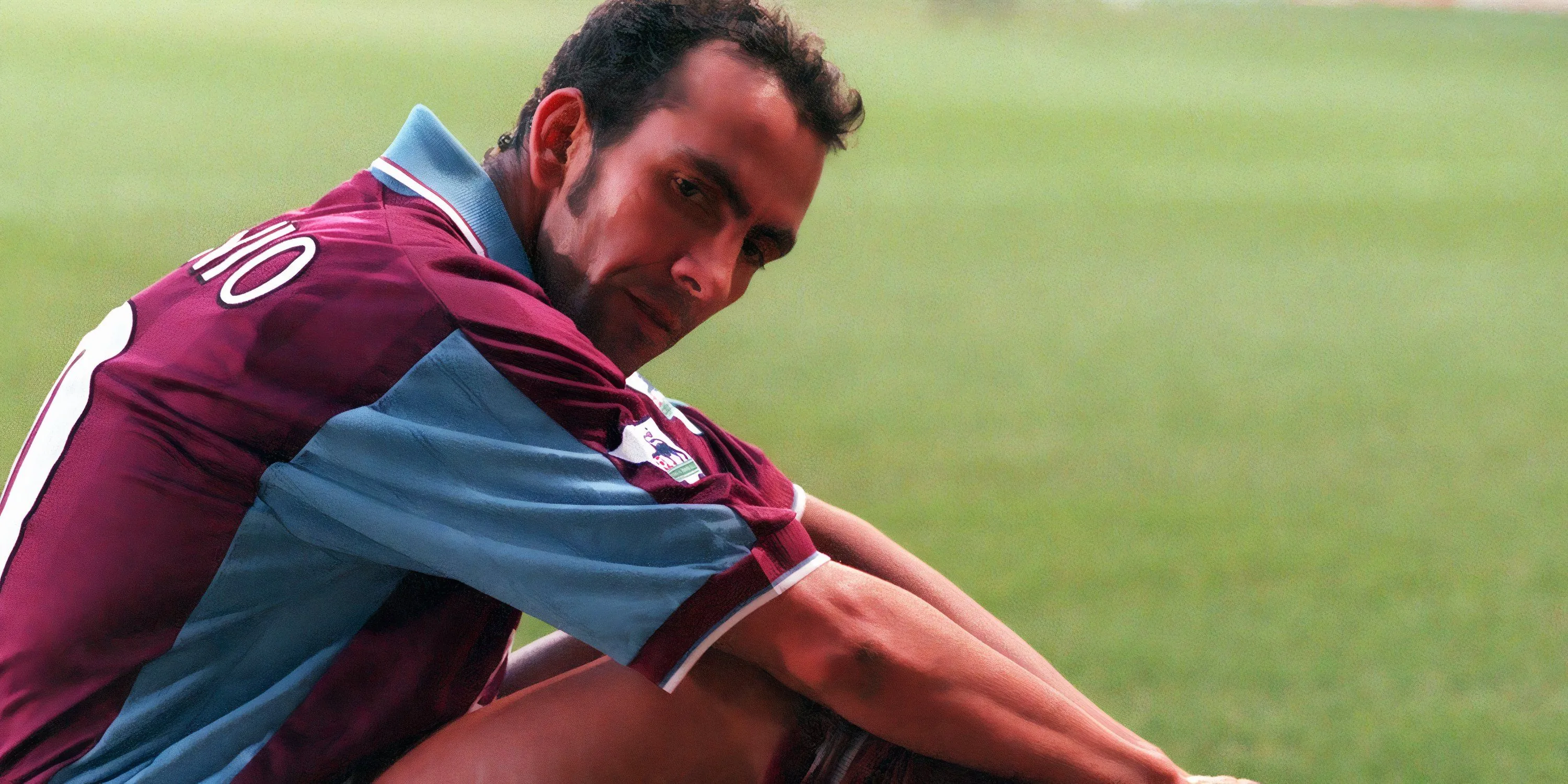 Paolo Di Canio ăn mừng bàn thắng với phong thái đặc trưng và cá tính