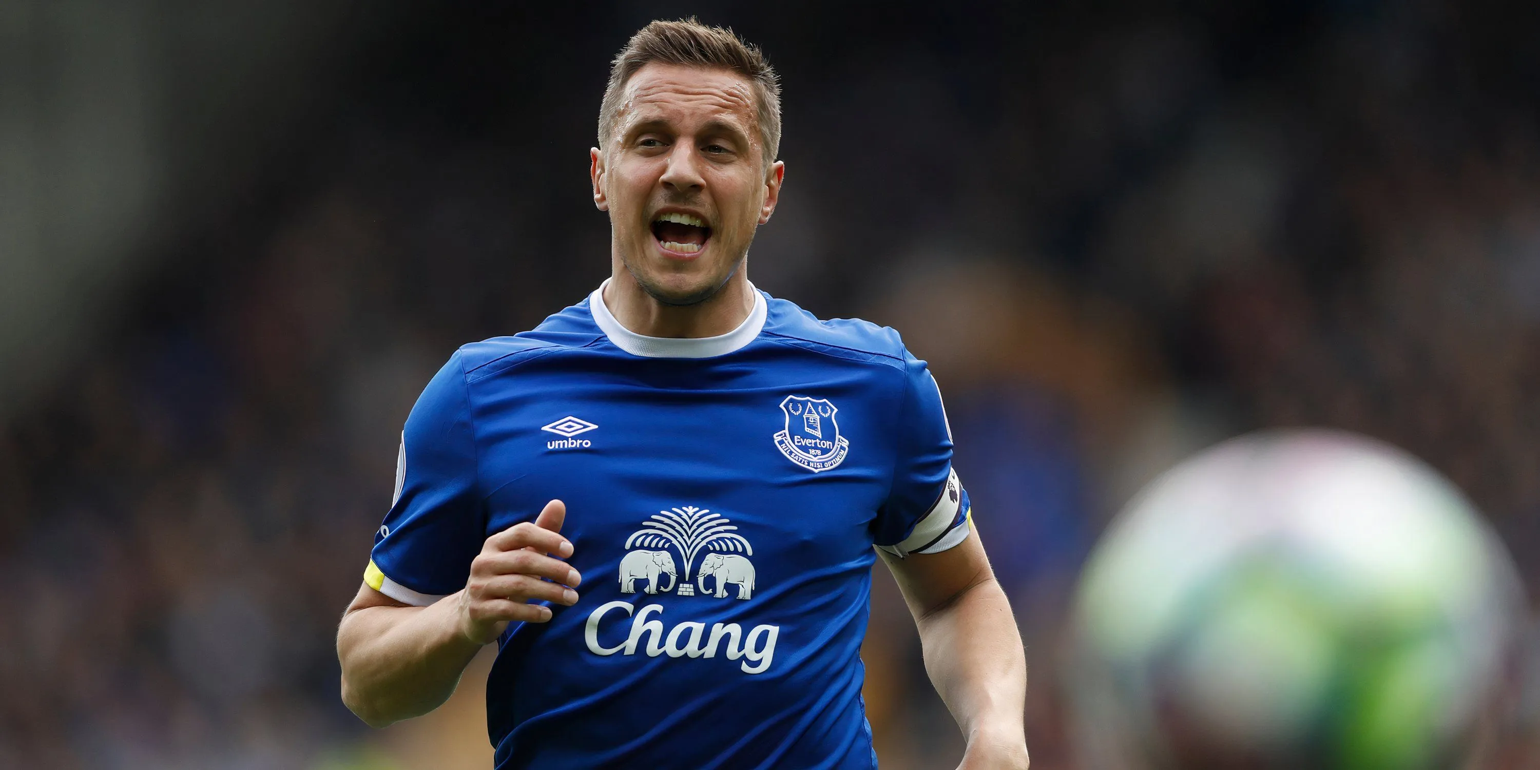 Phil Jagielka trong trang phục đội tuyển Anh thể hiện sự quyết đoán