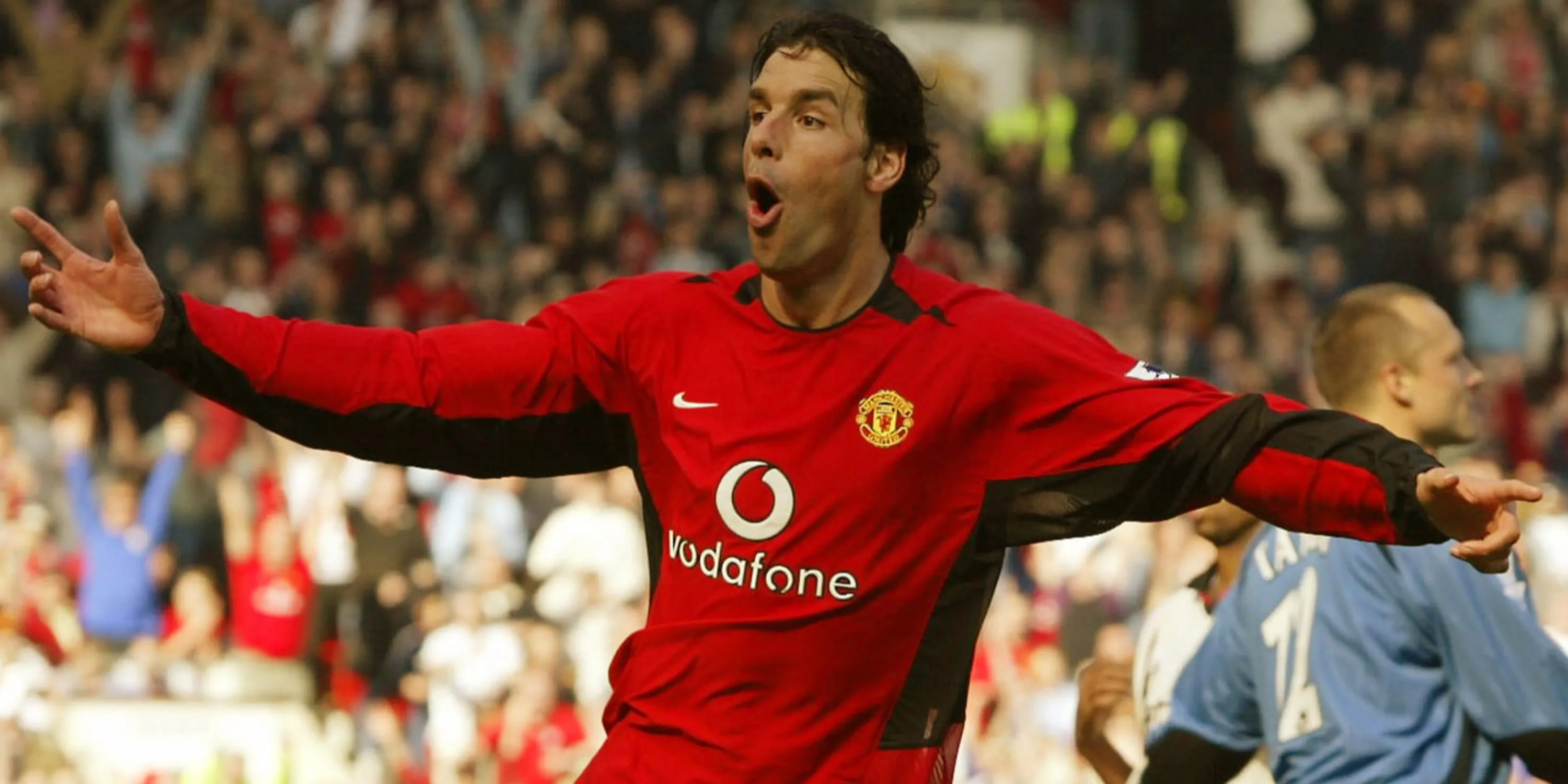 Ruud van Nistelrooy ăn mừng bàn thắng, cỗ máy săn bàn của Manchester United.