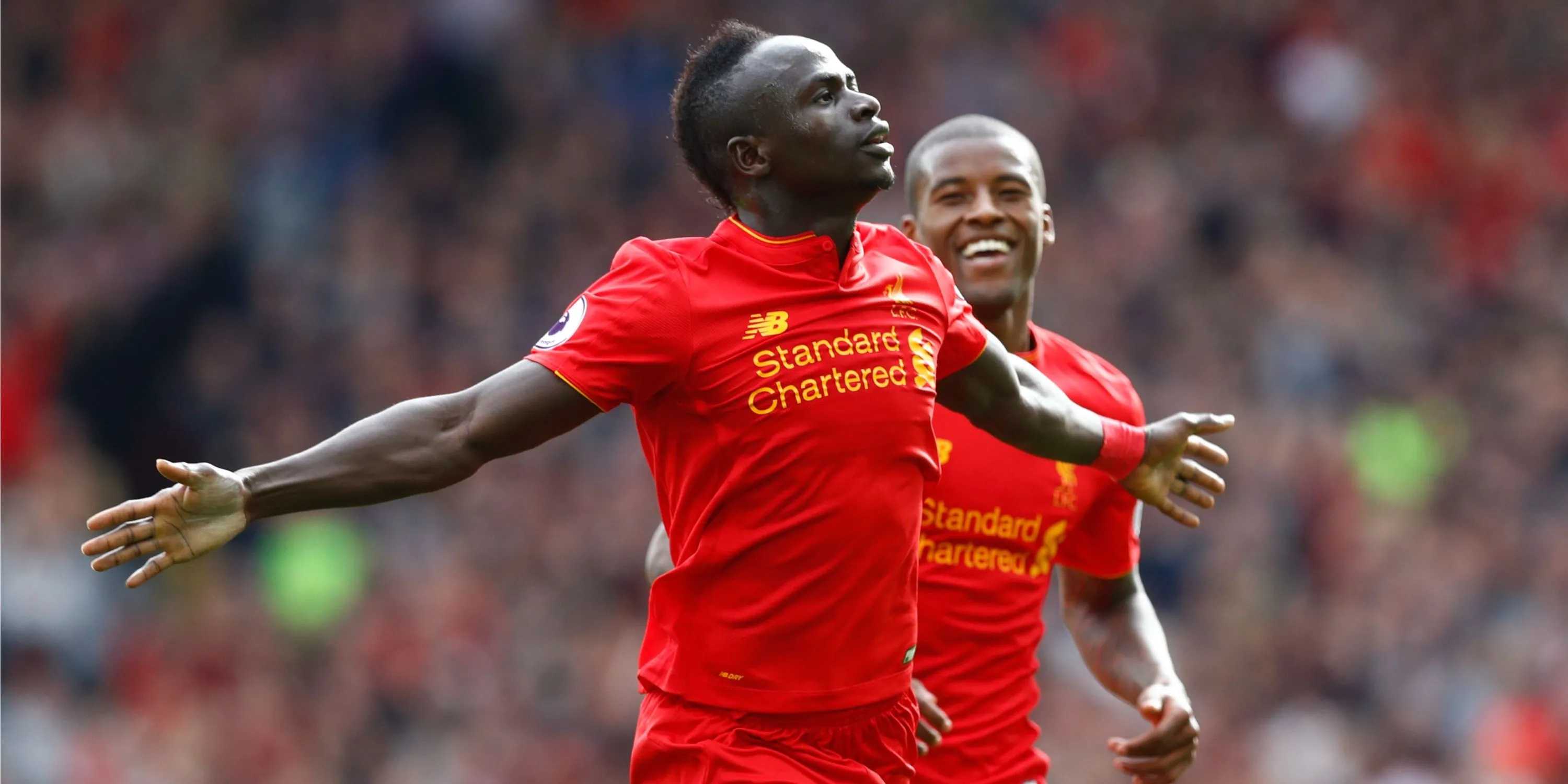 Sadio Mane cùng đồng đội Liverpool ăn mừng, biểu tượng tốc độ và sự sắc bén.