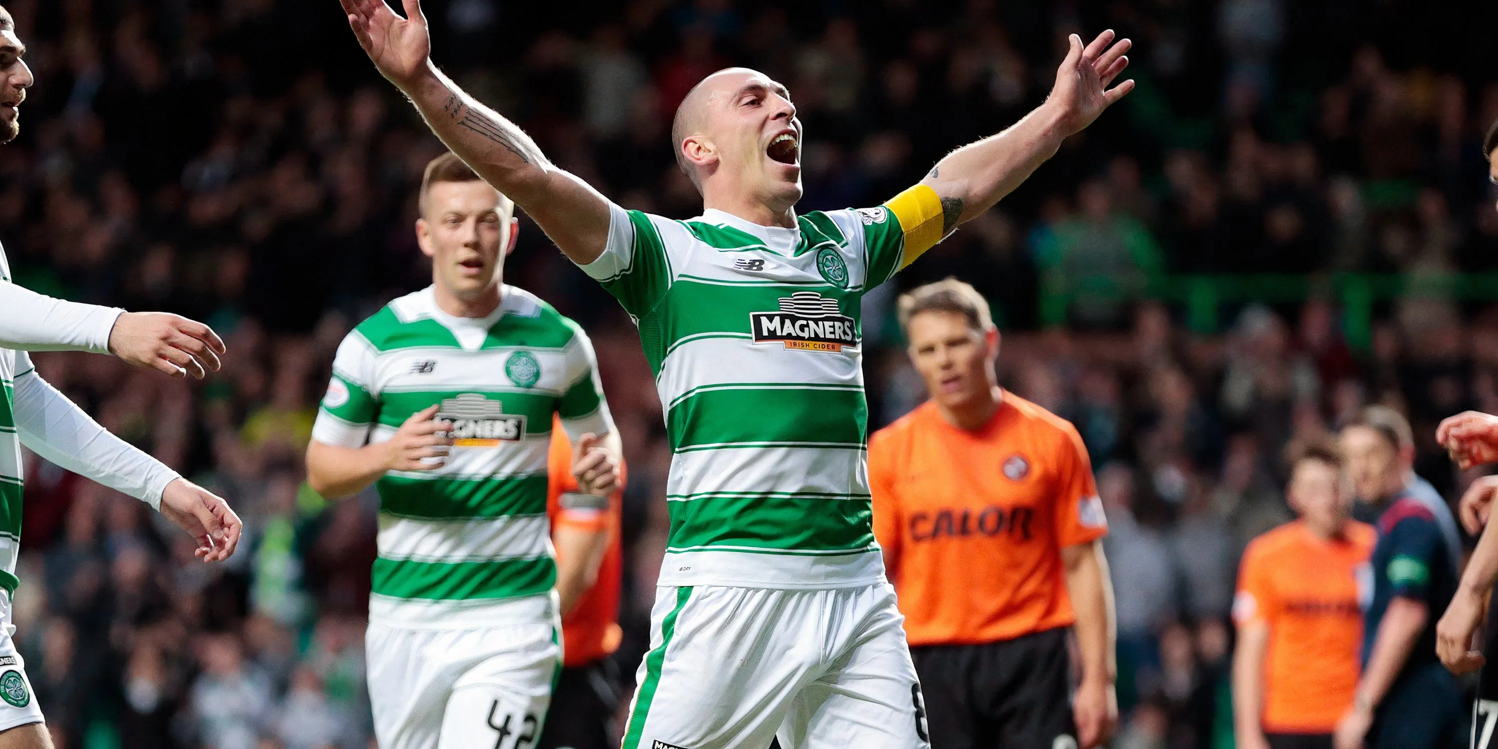 Scott Brown ăn mừng cùng người hâm mộ Celtic sau một chức vô địch Premiership