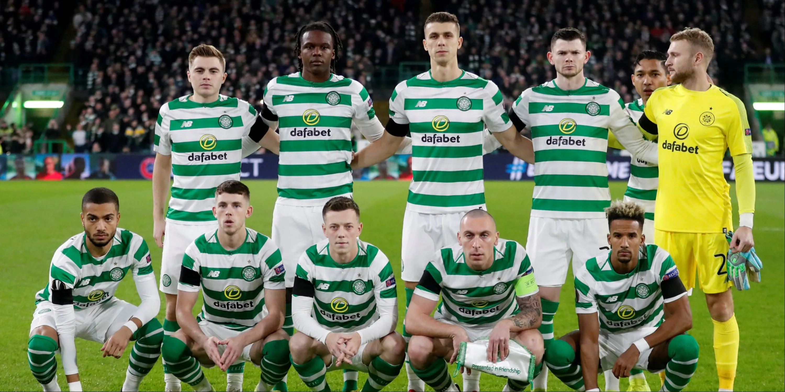 Scott Brown (áo trắng) trong màu áo Celtic, biểu tượng của sự thành công tại Parkhead