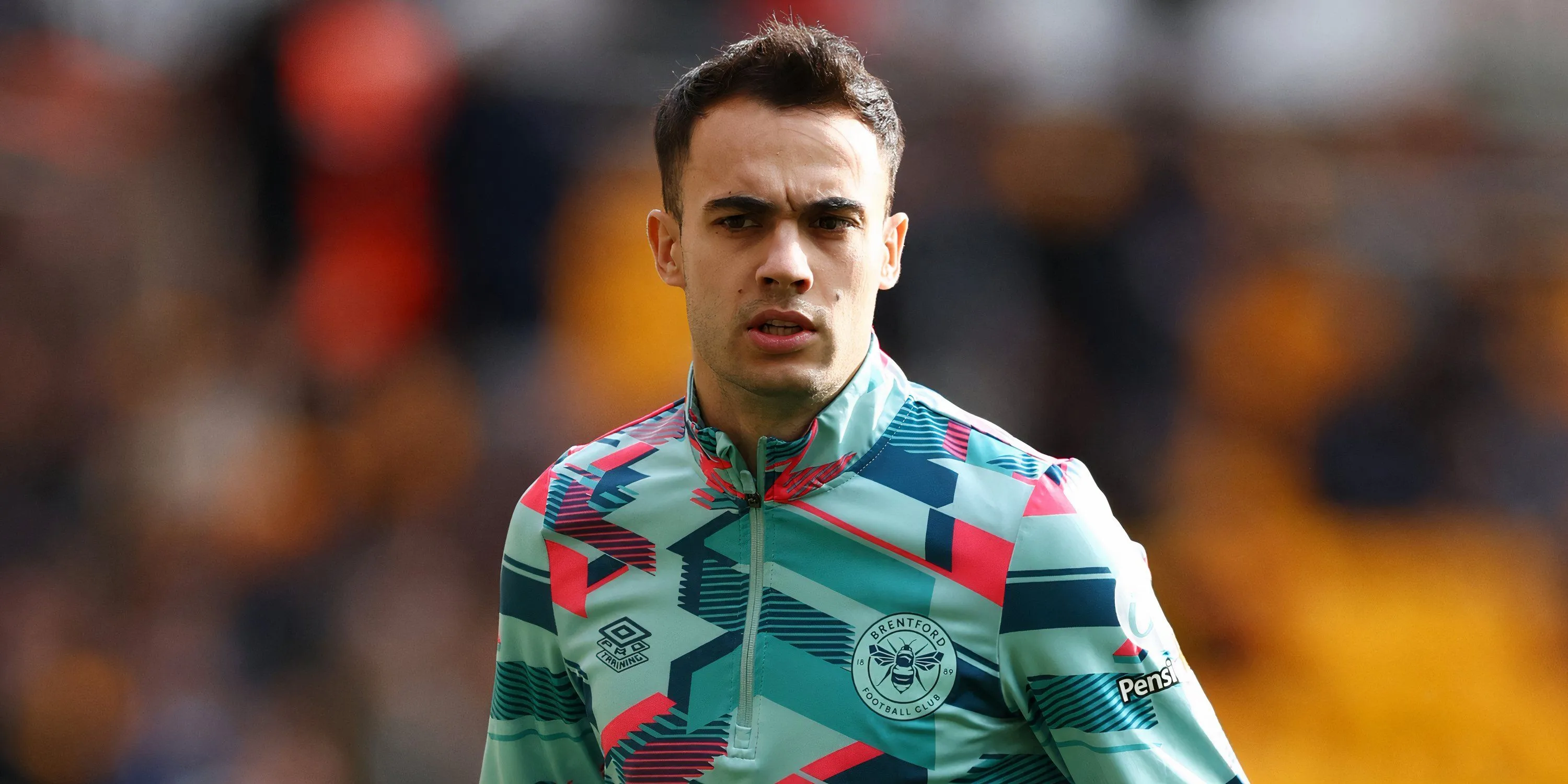 Sergio Reguilon khởi động trong thời gian cho mượn tại Brentford, thể hiện sự chuyên nghiệp của hậu vệ Tây Ban Nha.