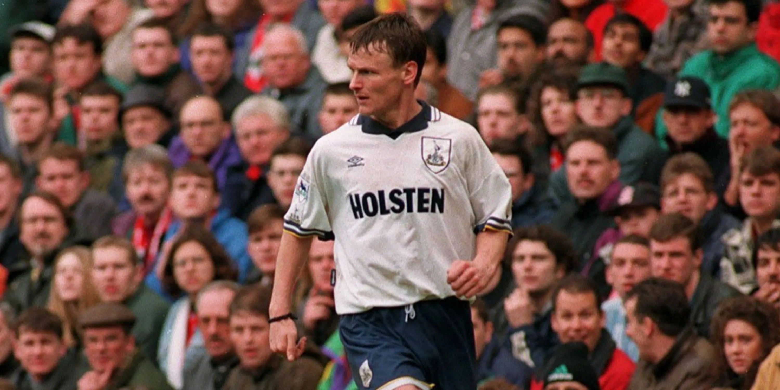 Teddy Sheringham khoác áo Tottenham Hotspur, cầu thủ tấn công thông minh.
