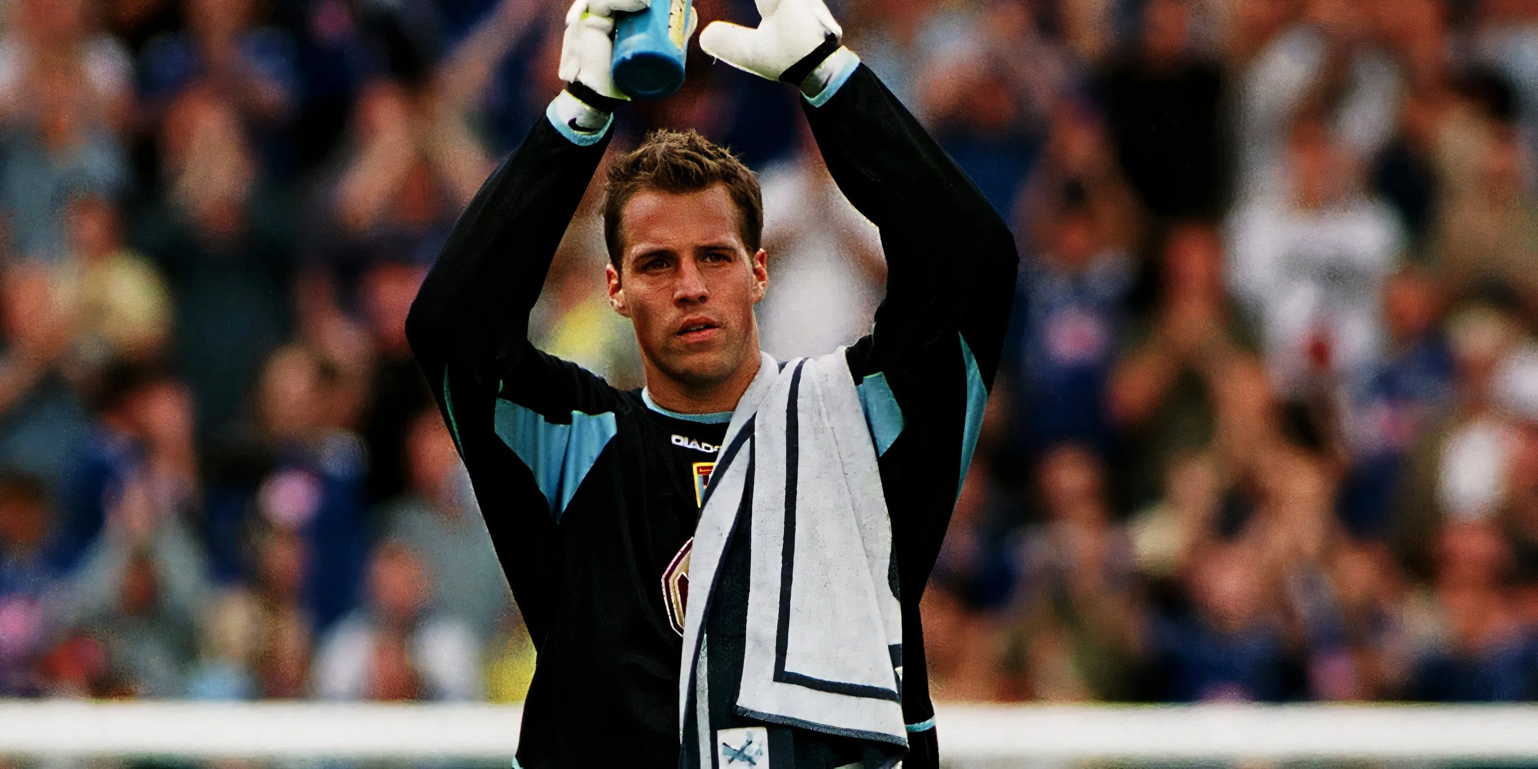 Thomas Sorensen cản phá phạt đền từ Alan Shearer trong trận Derby Wear-Tyne