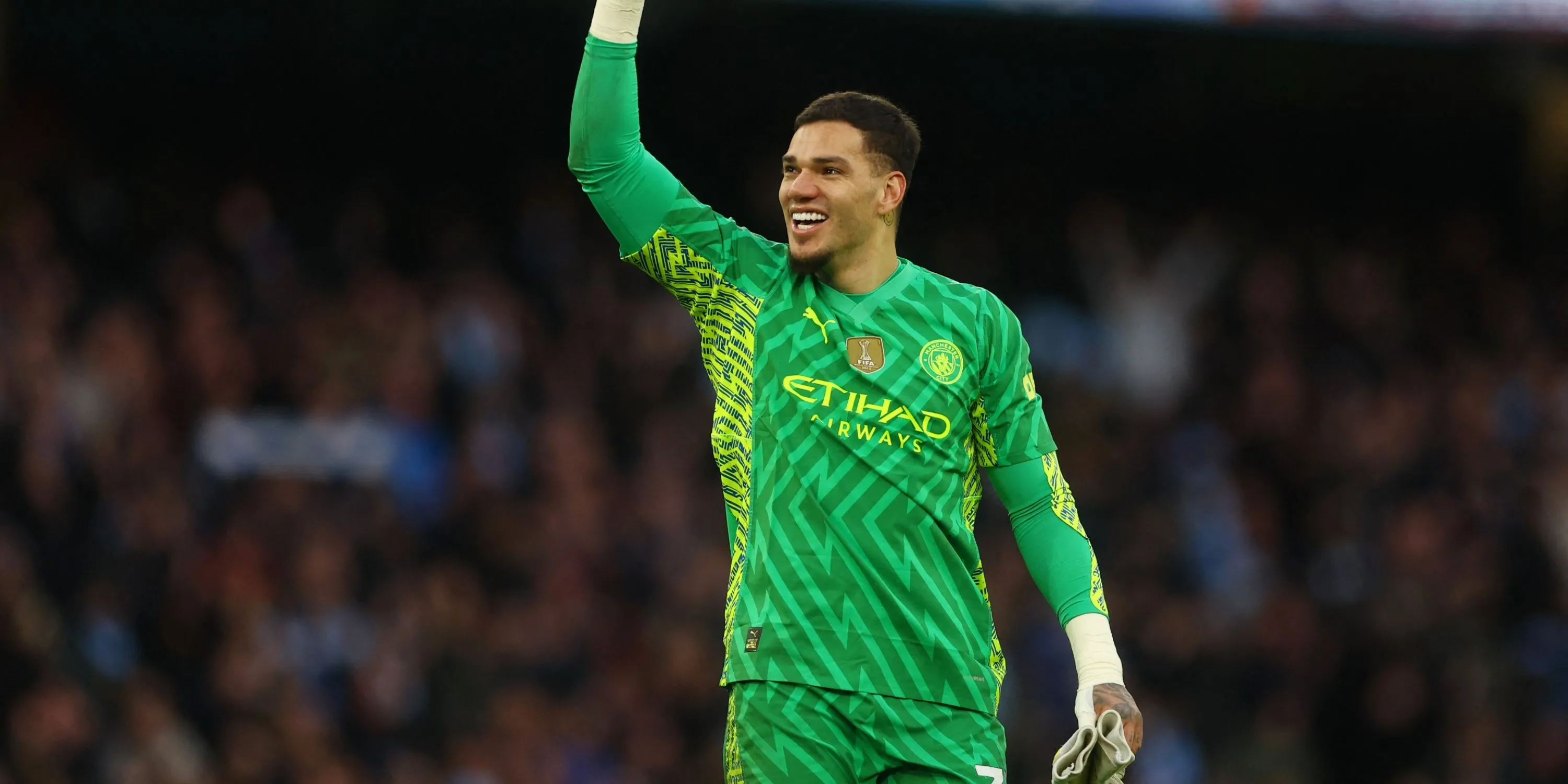 Thủ môn Ederson của Manchester City ăn mừng trong một trận đấu tại Premier League