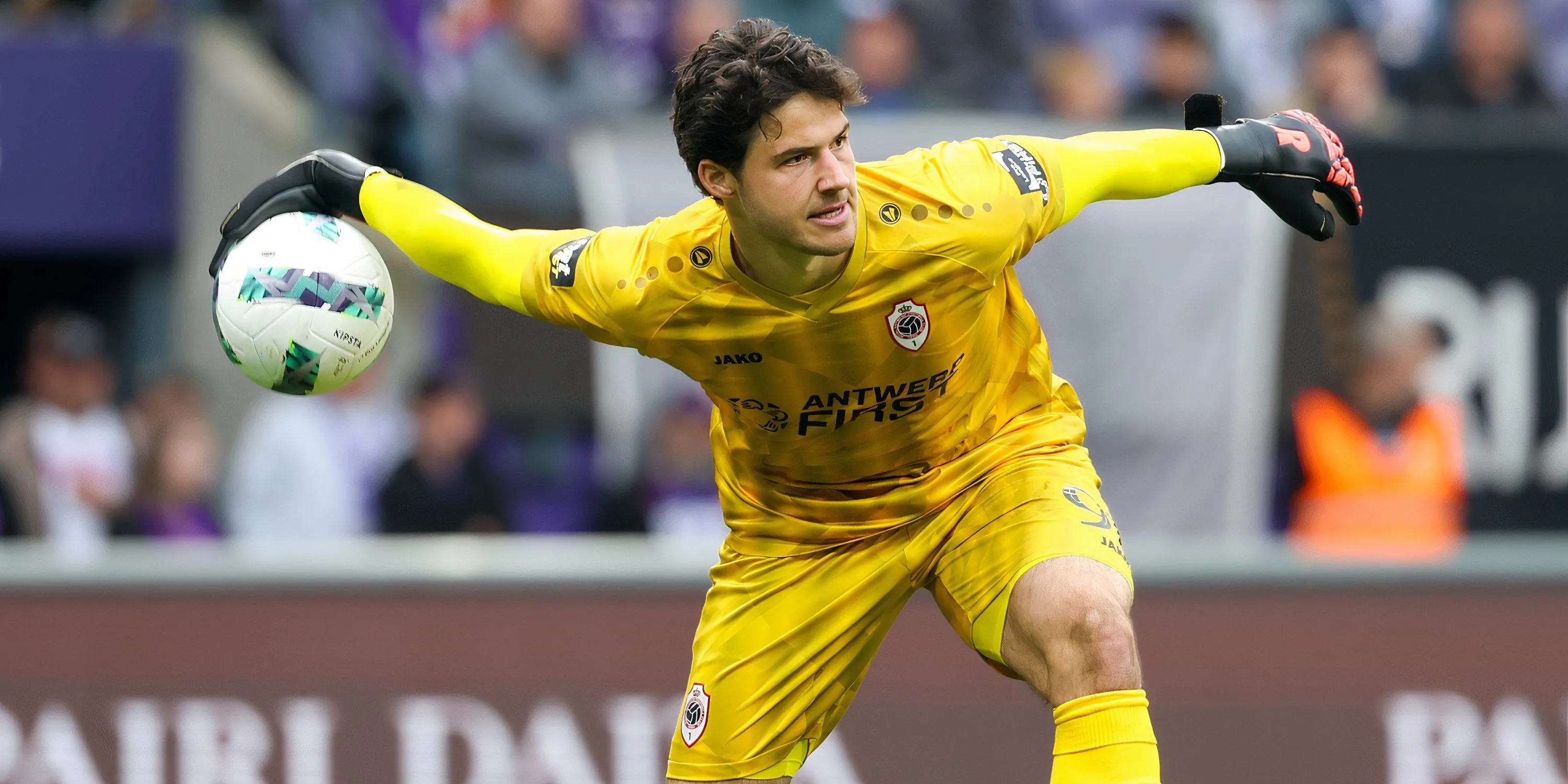Thủ môn Senne Lammens trong màu áo Royal Antwerp thi đấu, mục tiêu của Leeds United trên thị trường chuyển nhượng Ngoại hạng Anh