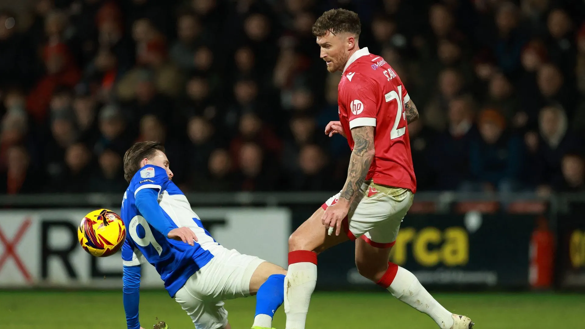 Tiền đạo Alfie May trong màu áo Birmingham City đối đầu Wrexham