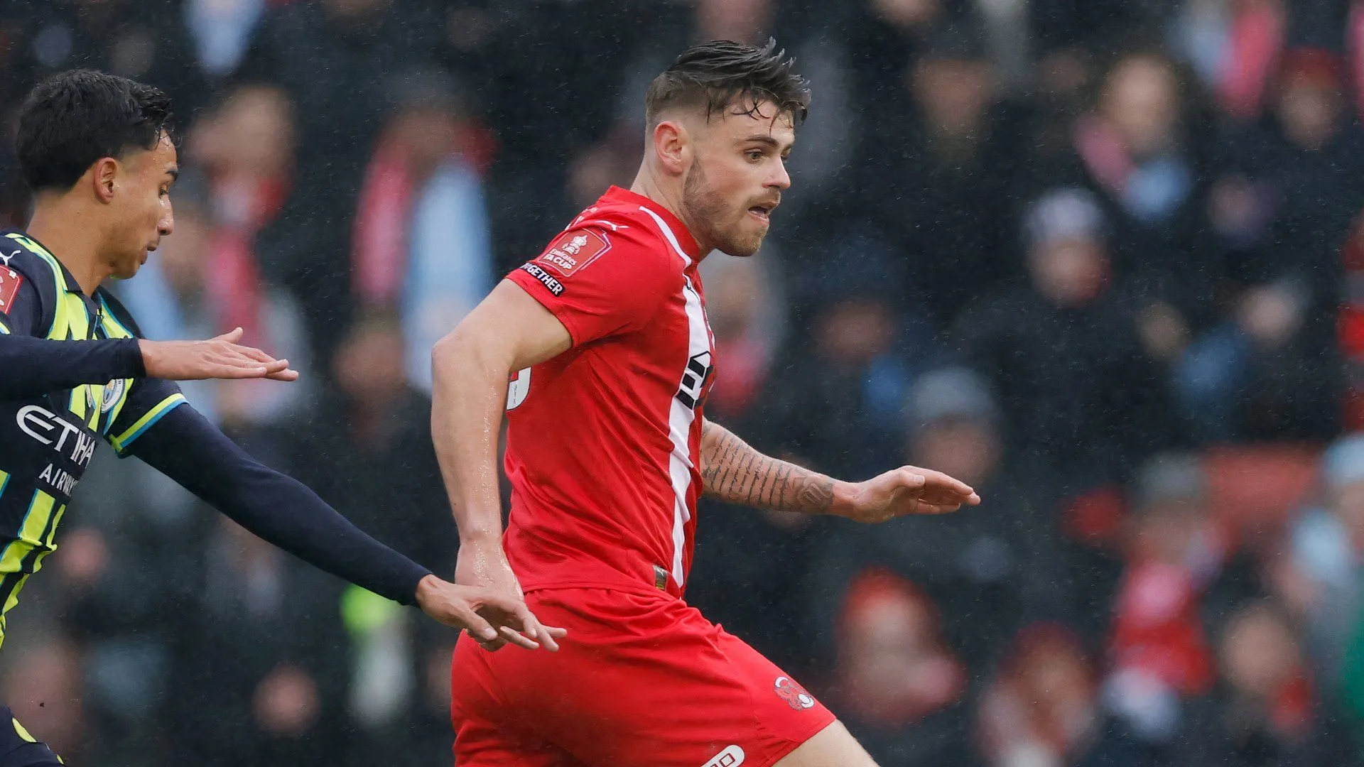 Tiền đạo Charlie Kelman bùng nổ trong màu áo Leyton Orient với 21 bàn thắng ở League One