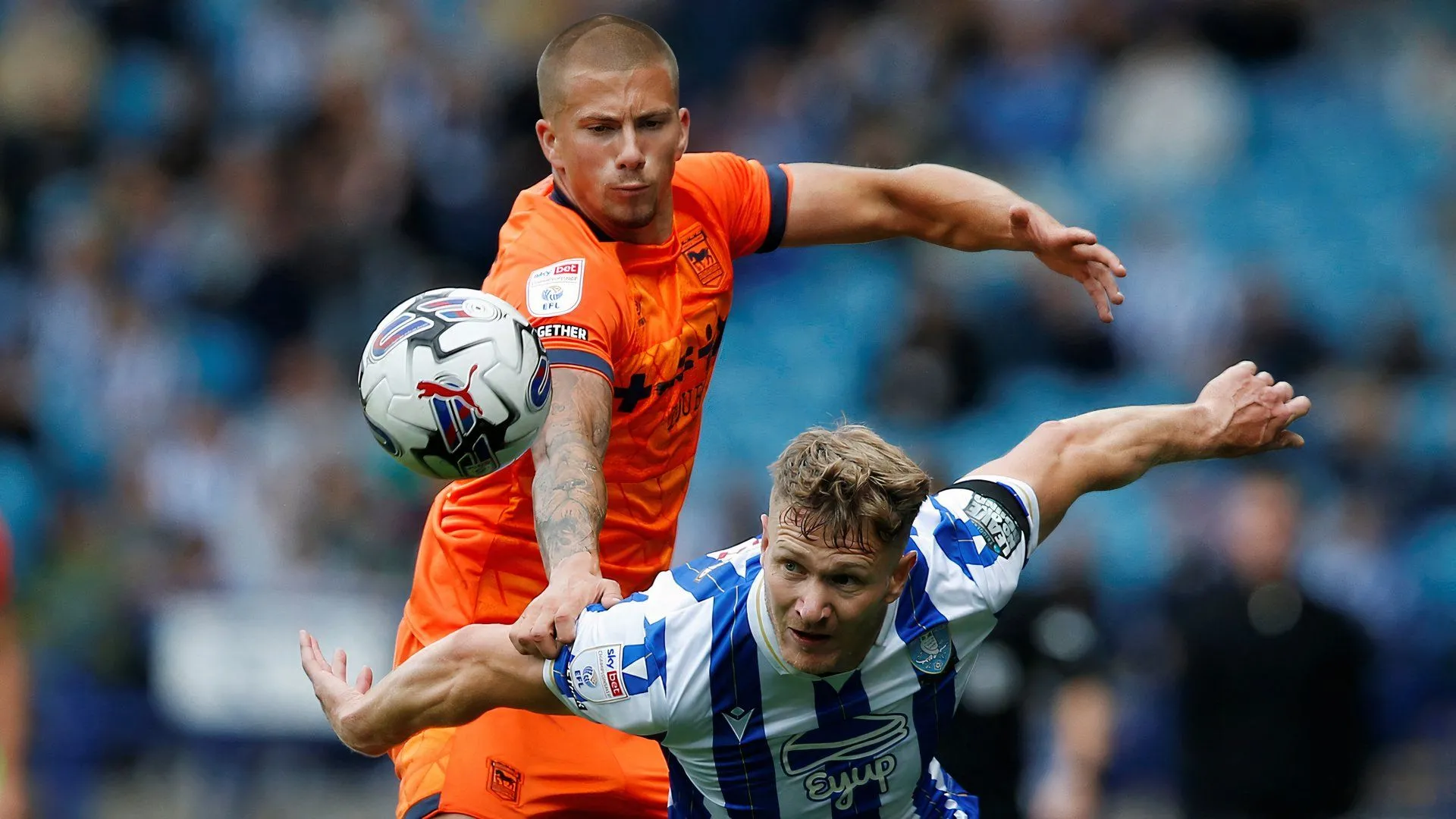 Tiền đạo Michael Smith trong màu áo Sheffield Wednesday trong trận đấu với Ipswich Town, minh họa phong độ và khả năng ghi bàn của anh.