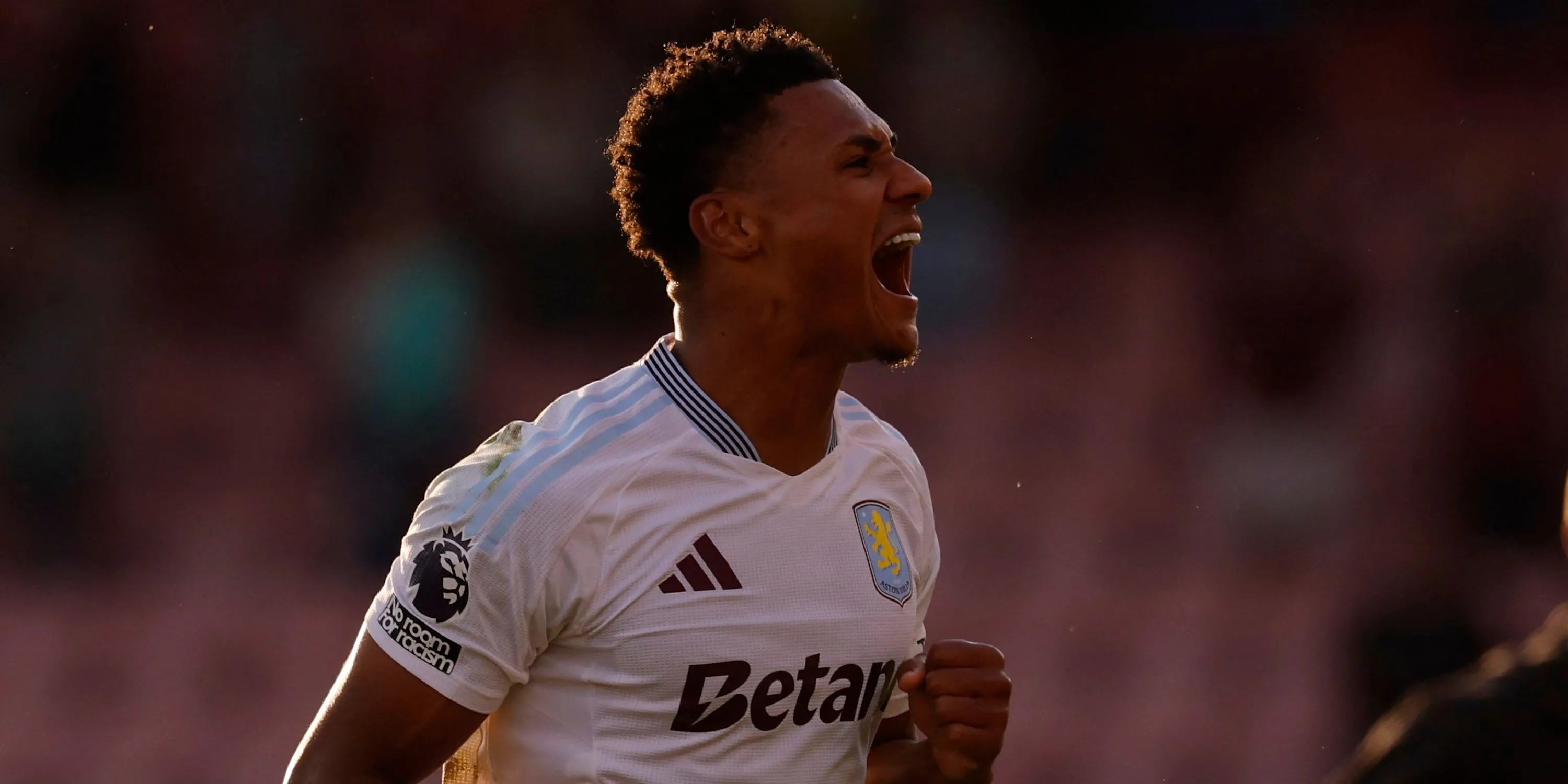 Tiền đạo Ollie Watkins ăn mừng bàn thắng trong màu áo Aston Villa, đang được Manchester United theo đuổi.