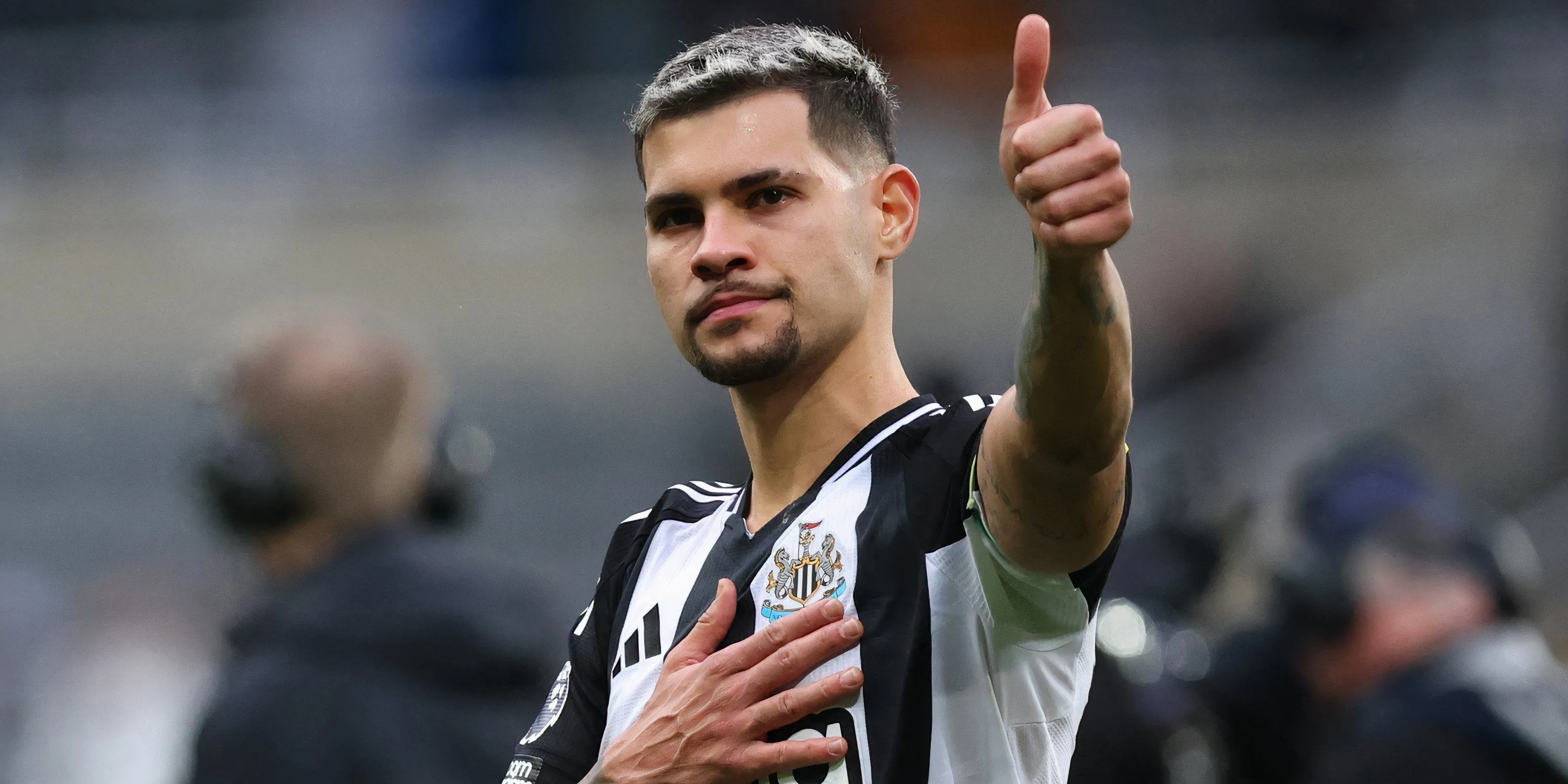 Tiền vệ Bruno Guimaraes của Newcastle United trên sân cỏ St James' Park