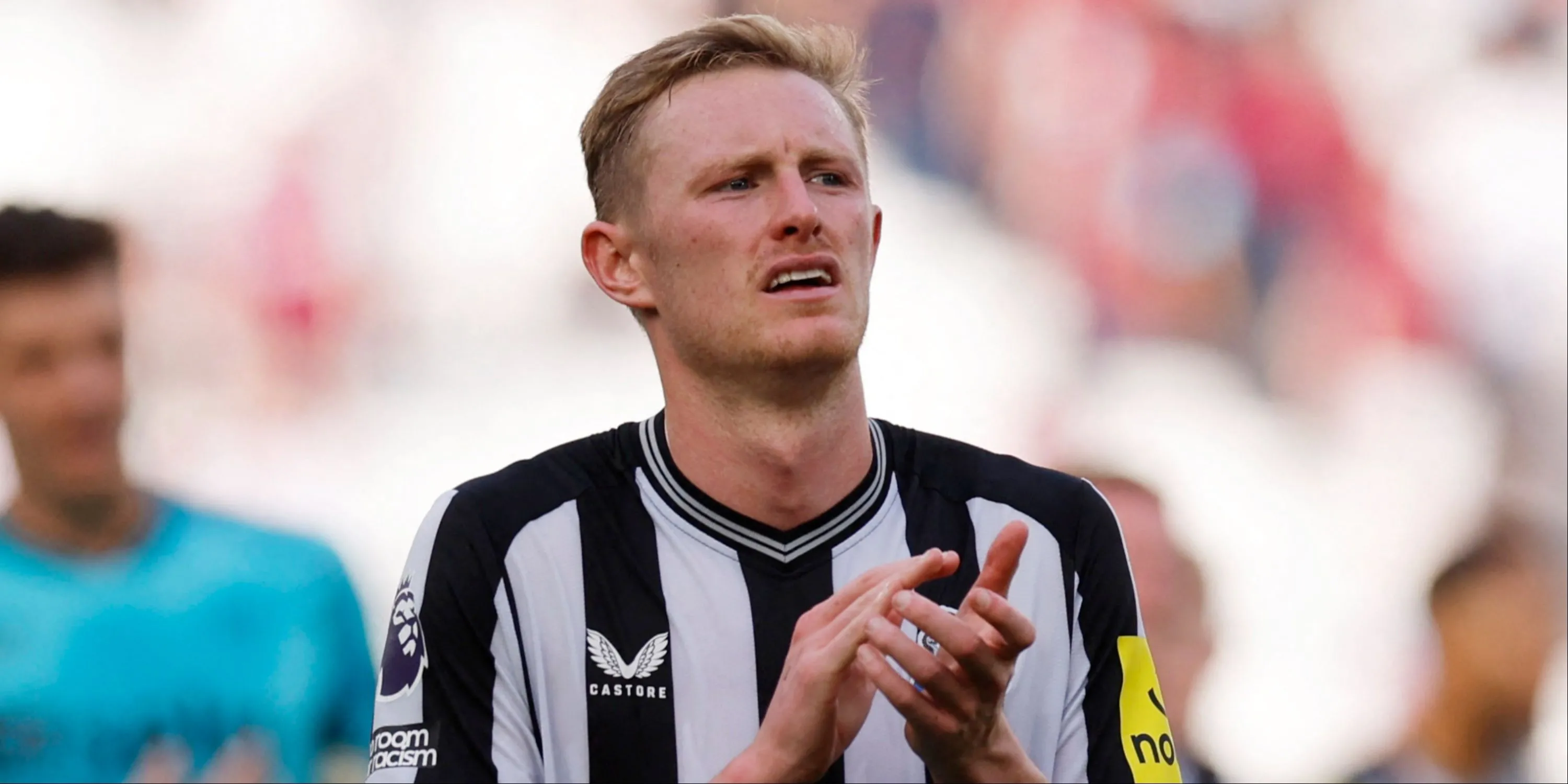 Tiền vệ Sean Longstaff vẫy chào người hâm mộ Newcastle United trong một trận đấu Premier League