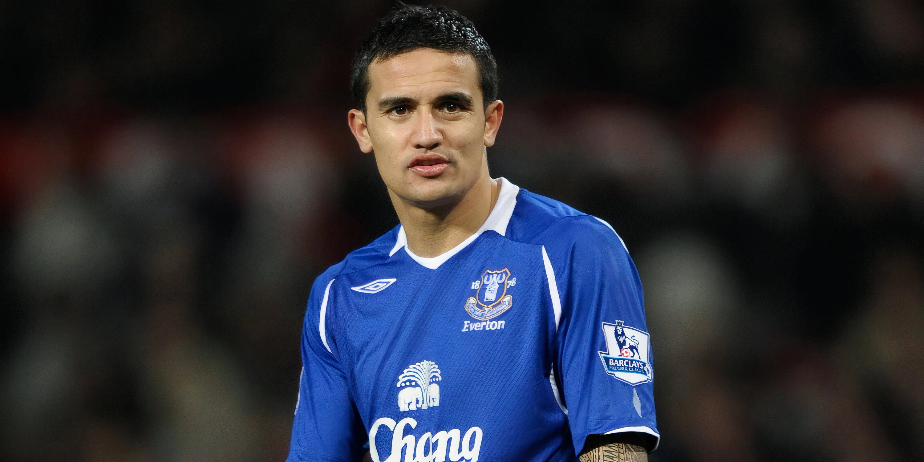 Tim Cahill ăn mừng bàn thắng trong màu áo Everton, thể hiện niềm đam mê và khả năng không chiến
