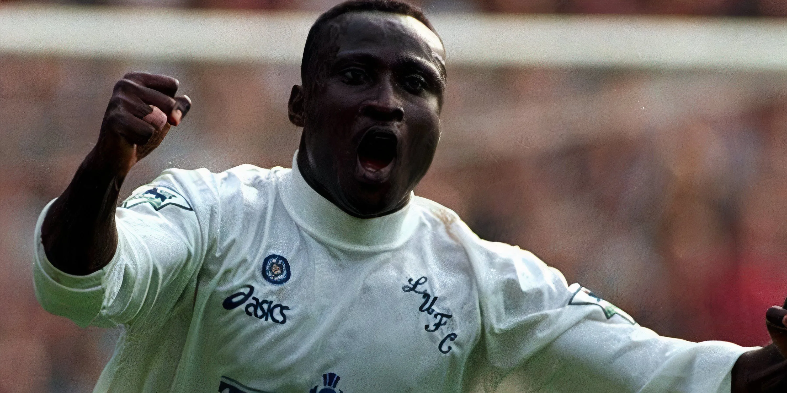 Tony Yeboah sút bóng đầy uy lực trong màu áo Leeds United, thể hiện khả năng ghi bàn ấn tượng