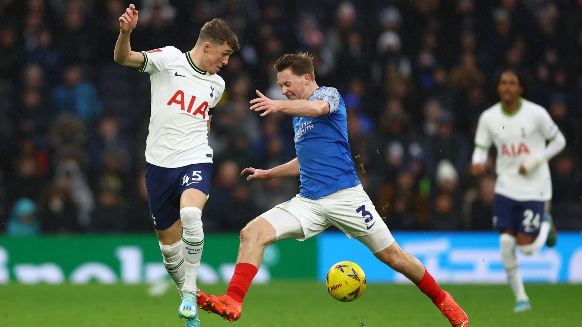Alfie Devine, tài năng trẻ Tottenham trên sân tập