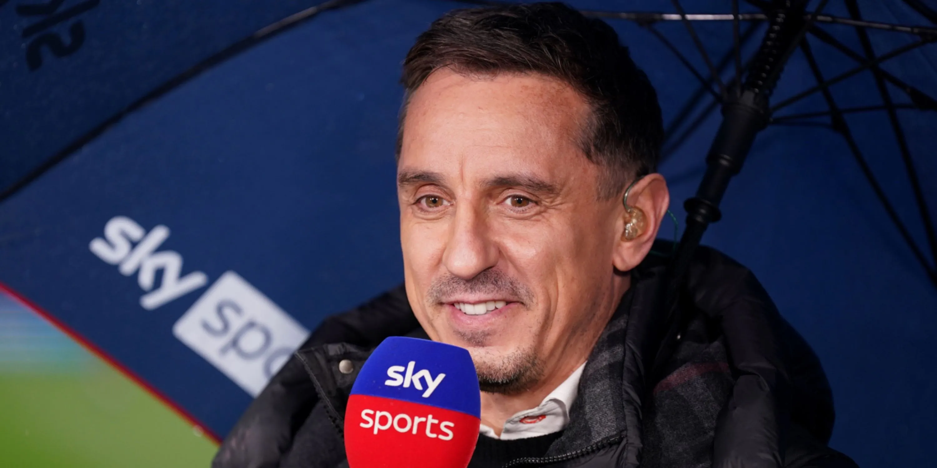 Bình luận viên Gary Neville khi phân tích trận đấu, gây tranh cãi với nhận định về penalty của Max Dowman cho Arsenal.
