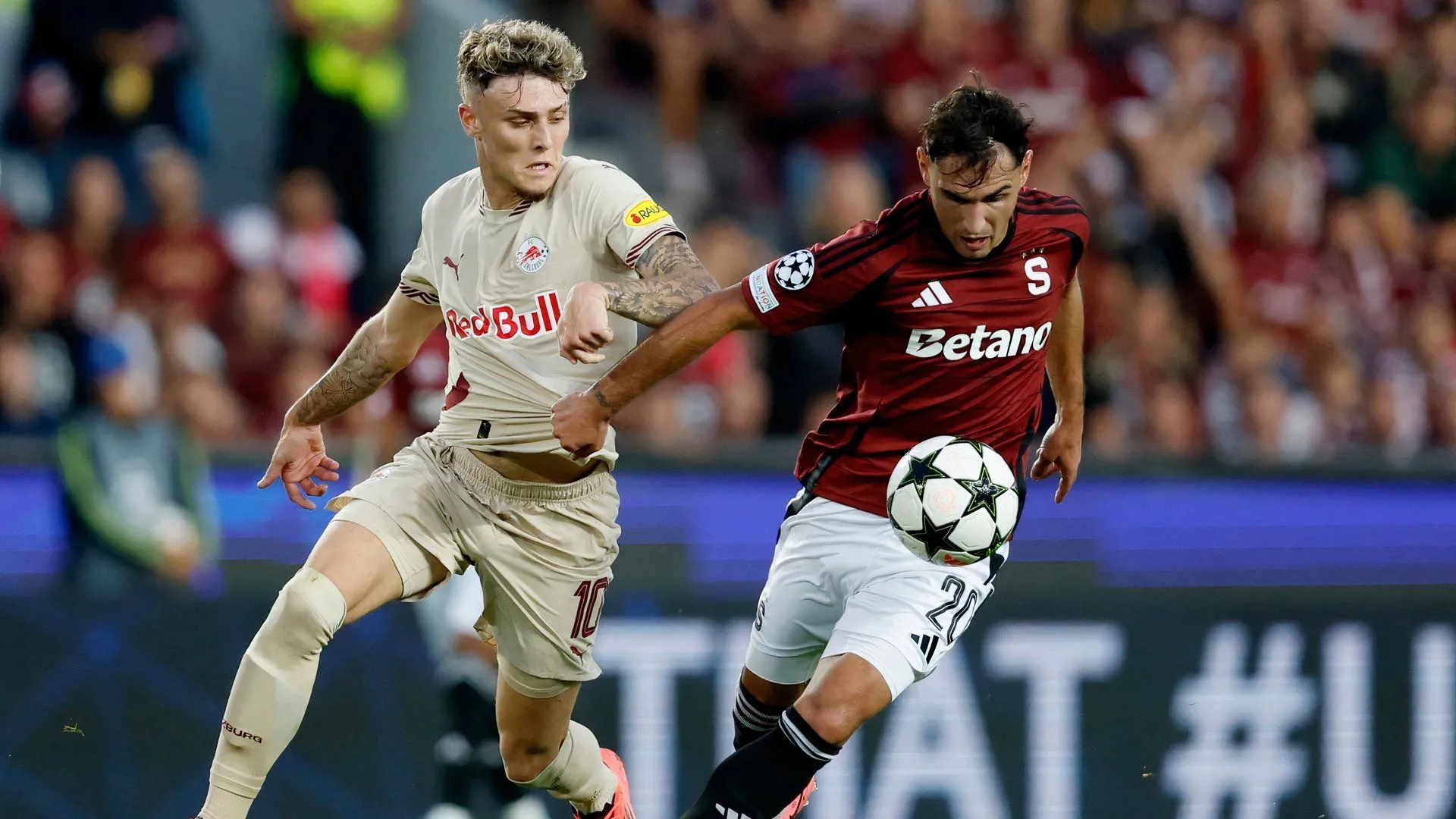 Bobby Clark trong màu áo Red Bull Salzburg, chuẩn bị gia nhập Derby County