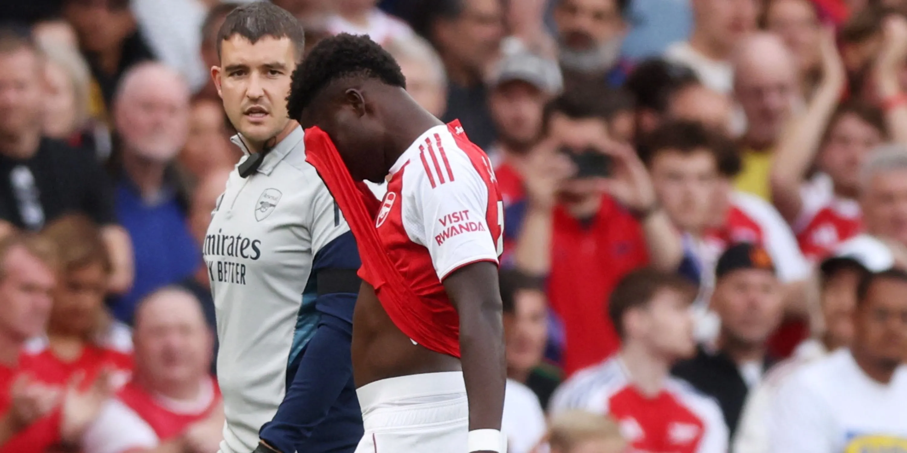 Bukayo Saka thất vọng sau khi dính chấn thương gân kheo