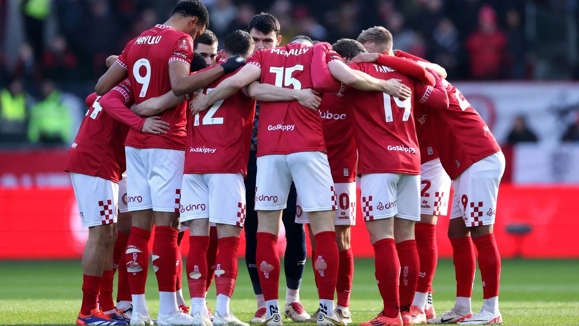 Các cầu thủ Bristol City đứng thành vòng tròn huddle trước trận đấu