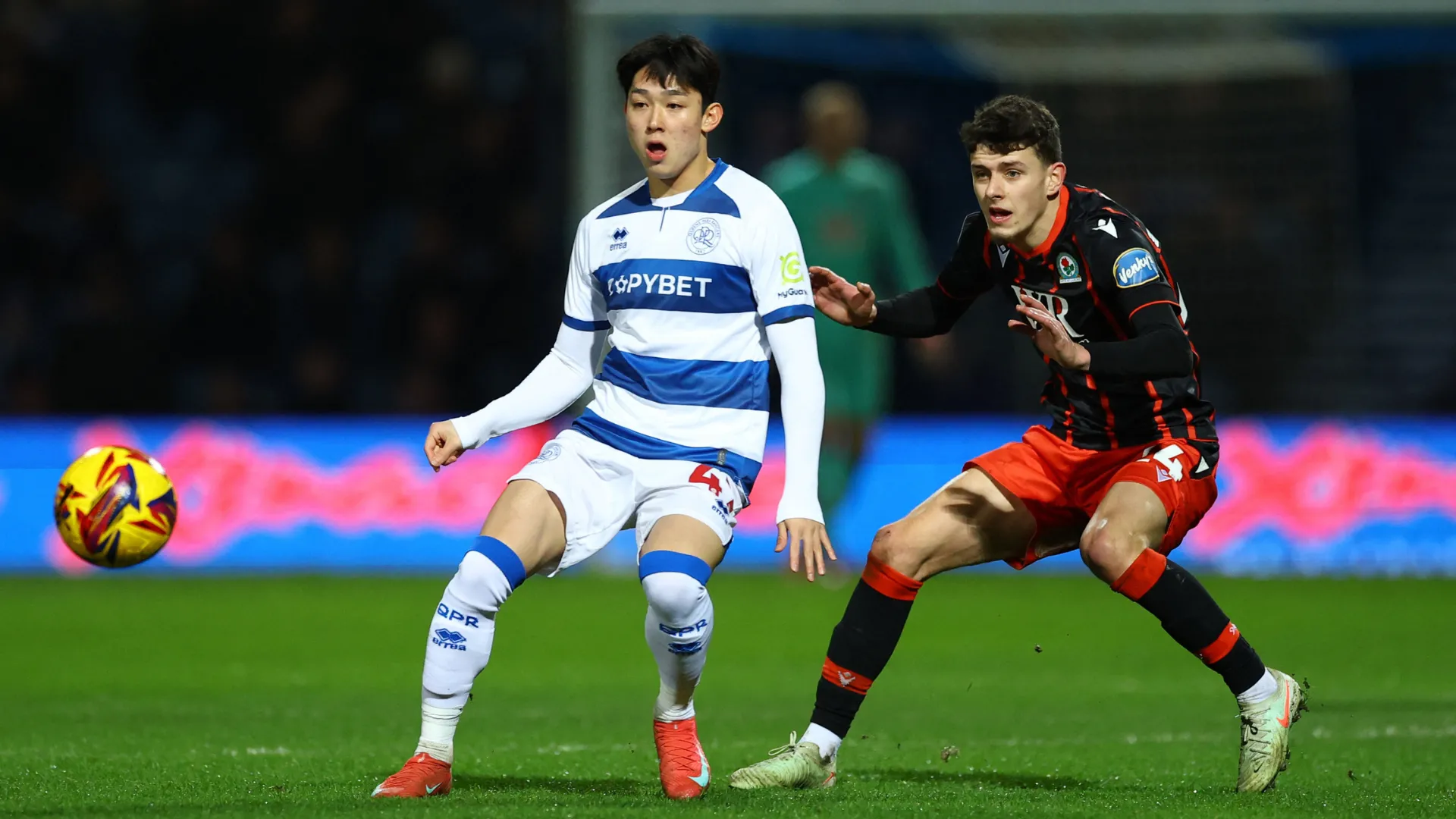 Cầu thủ Yang Min-hyeok của QPR thi đấu tại giải Championship
