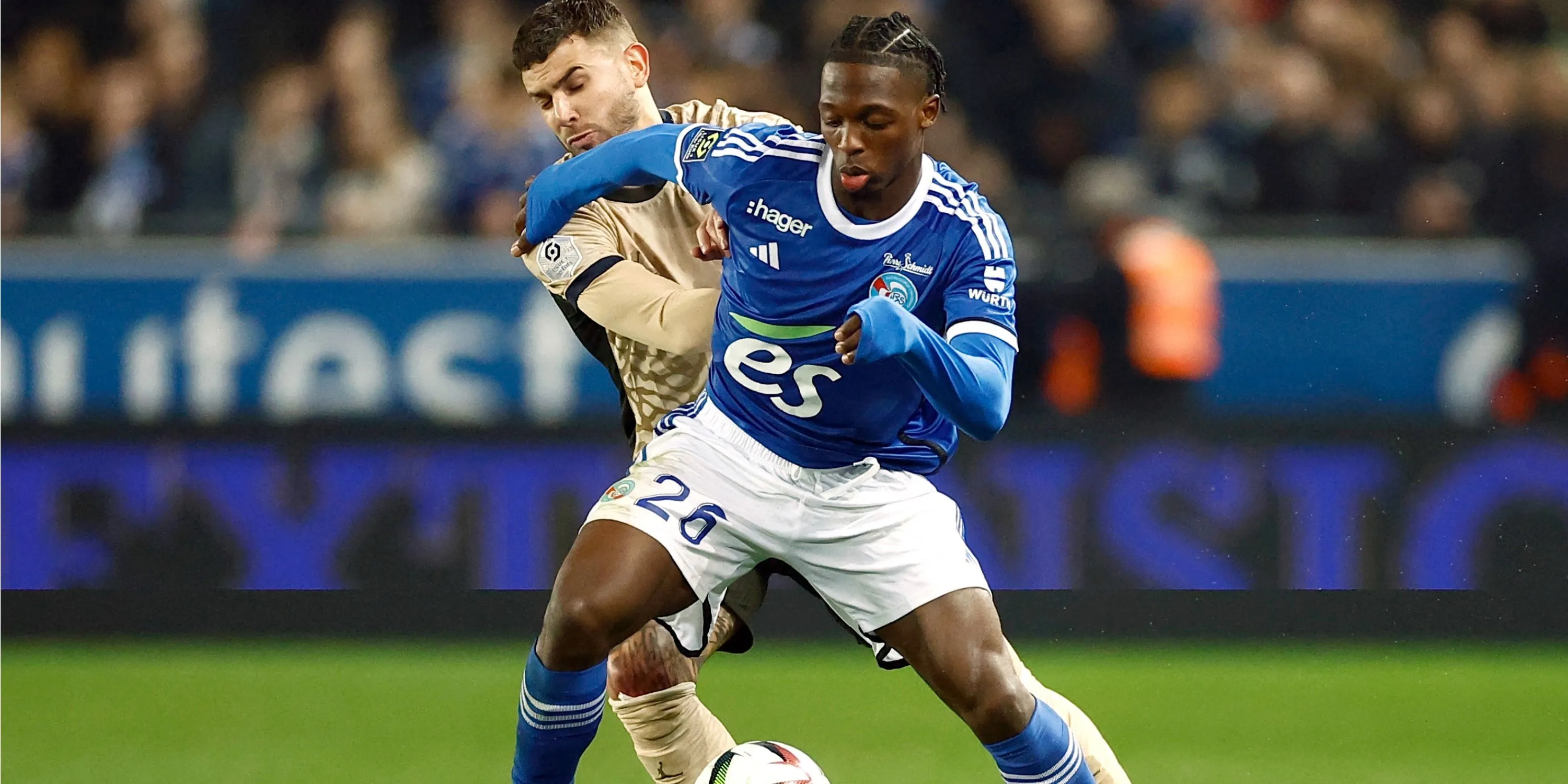 Dilane Bakwa thi đấu năng nổ trong màu áo Strasbourg, mục tiêu chuyển nhượng của Leeds United