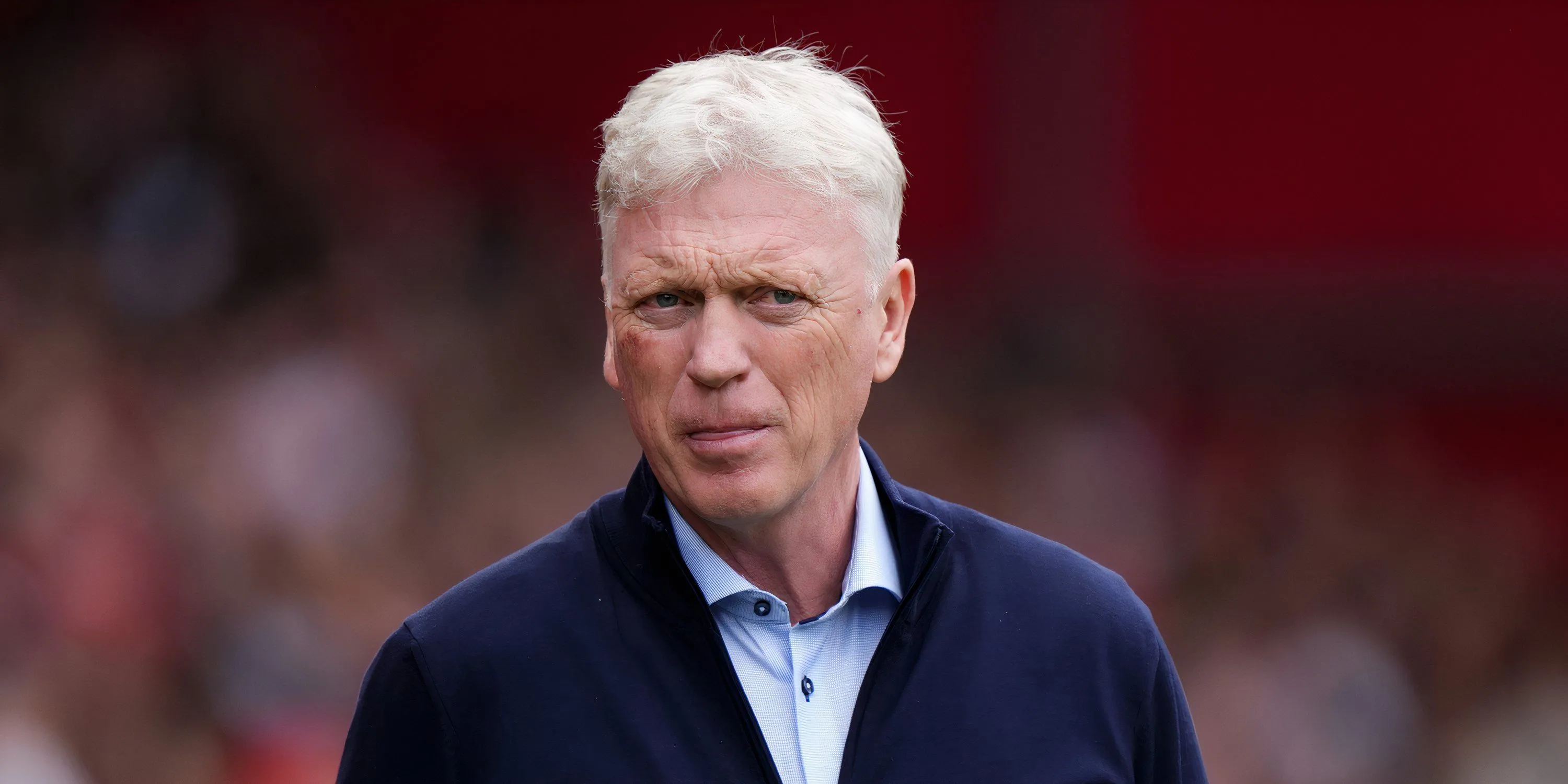 Huấn luyện viên David Moyes của Everton đang theo dõi trận đấu từ đường biên