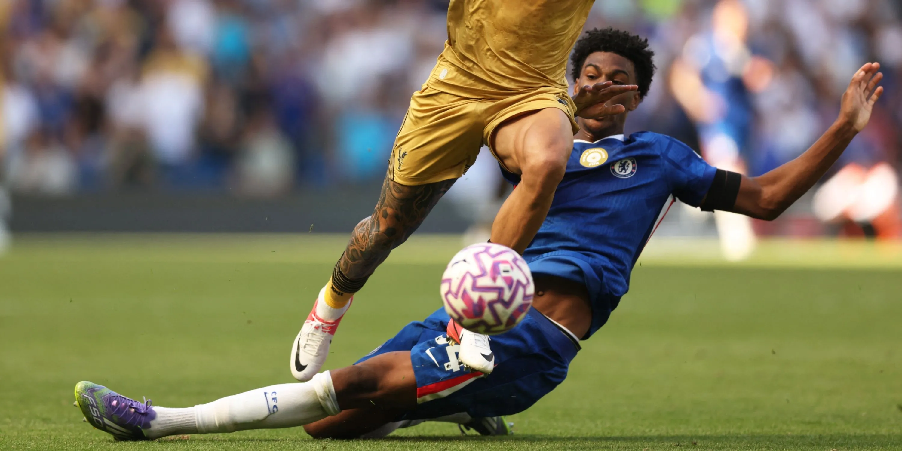 Josh Acheampong trong màu áo Chelsea, hậu vệ trẻ đang thu hút sự chú ý của Crystal Palace.