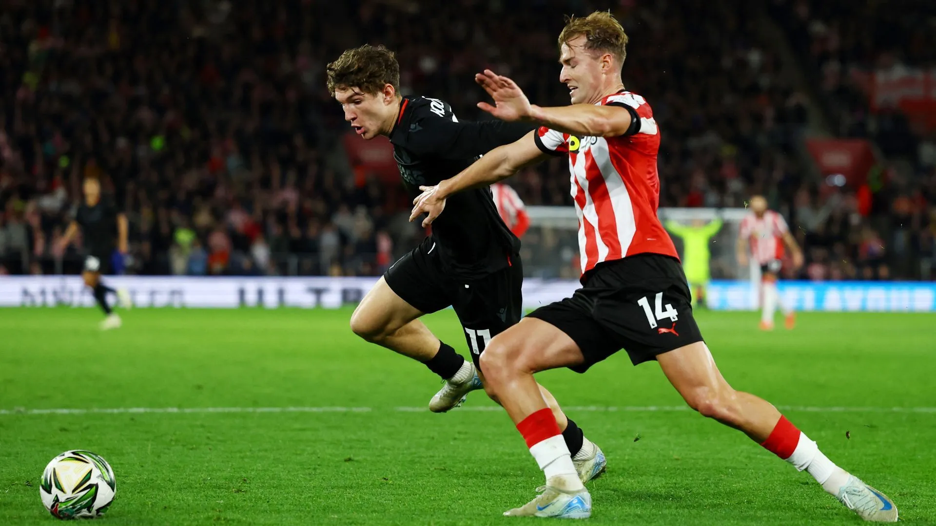 Lewis Koumas trong màu áo Stoke City đang tranh chấp bóng quyết liệt tại Championship.