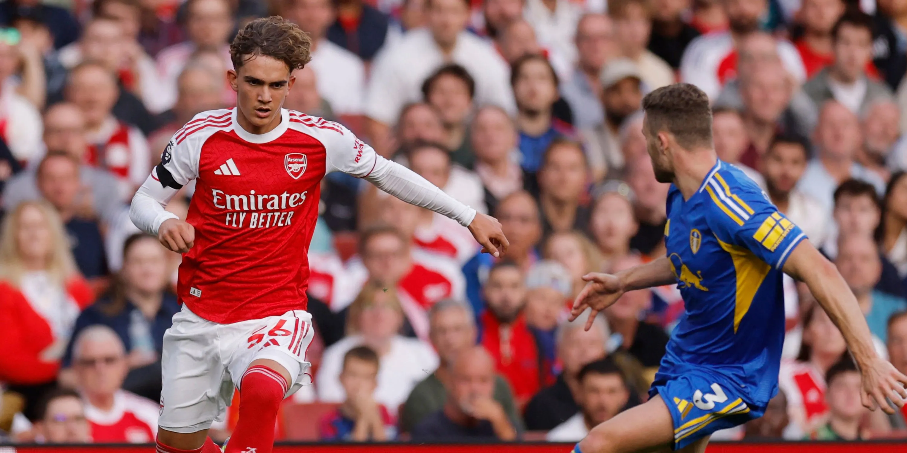 Max Dowman, tài năng trẻ 15 tuổi của Arsenal, trong một pha bóng trên sân Emirates, nổi bật với khả năng kiếm penalty ấn tượng.