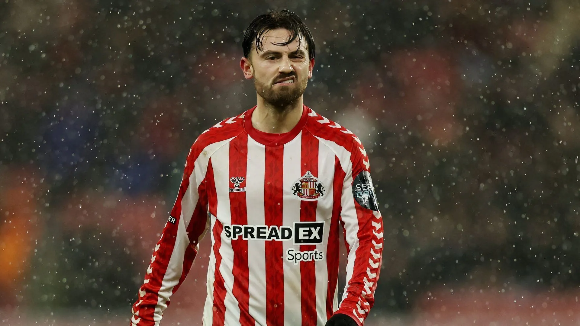 Patrick Roberts đang đi bóng vượt qua đối thủ trong một trận đấu