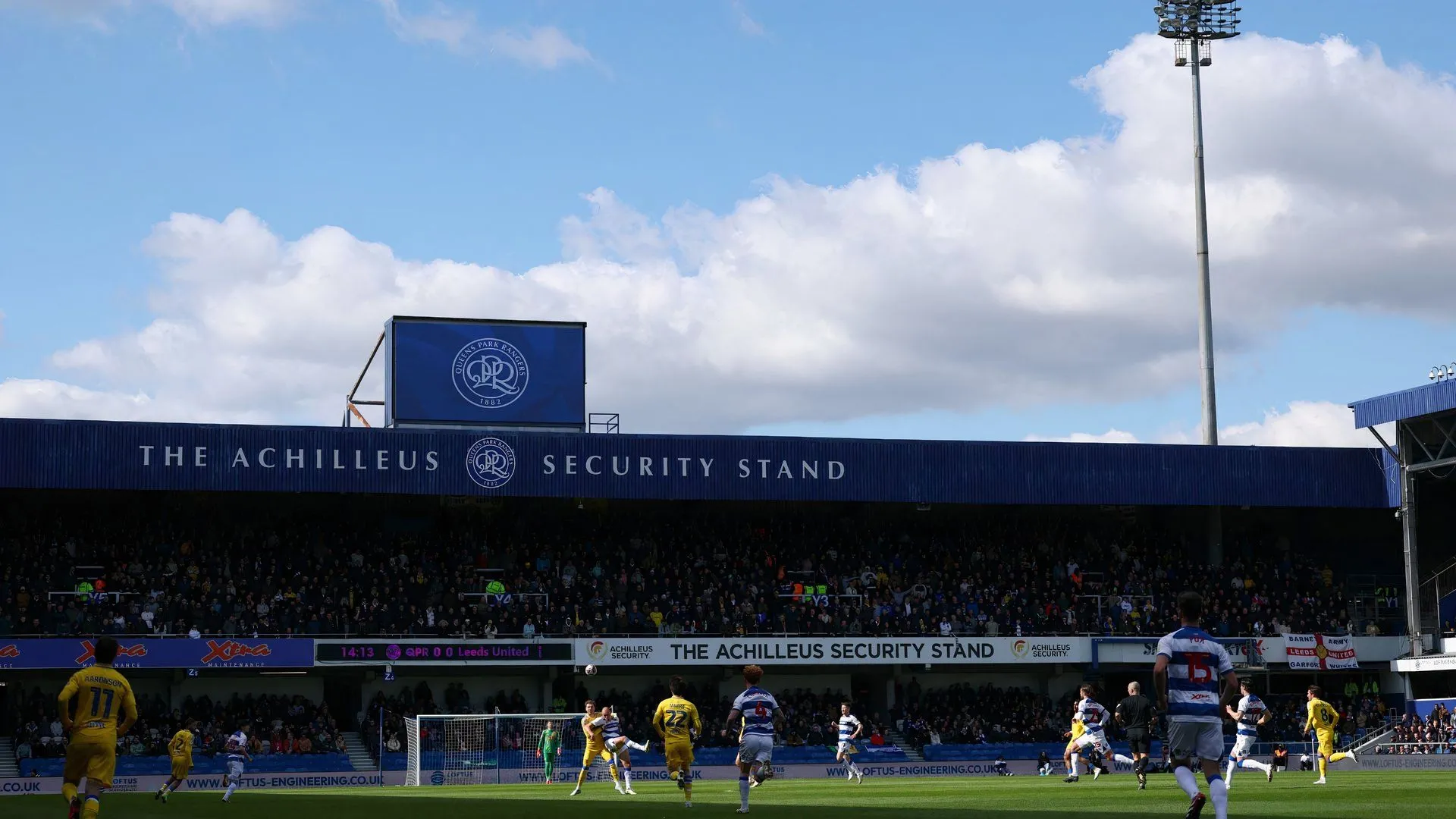 Sân vận động Loftus Road của Queens Park Rangers từ bên ngoài vào ban ngày