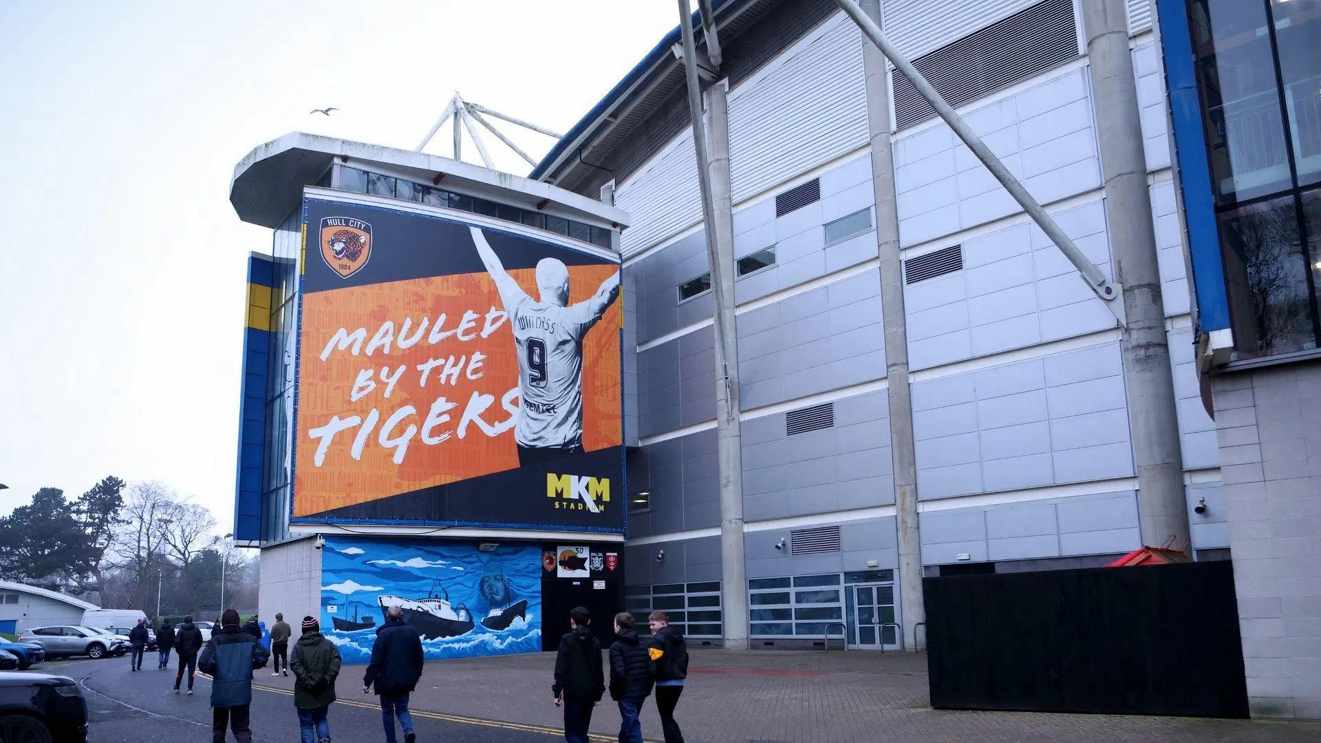 Sân vận động MKM của Hull City vào buổi tối, đèn sáng rực