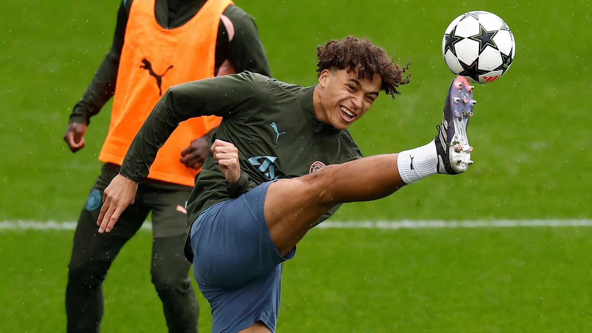 Tài năng trẻ Max Alleyene của Man City đang là mục tiêu của nhiều CLB Championship