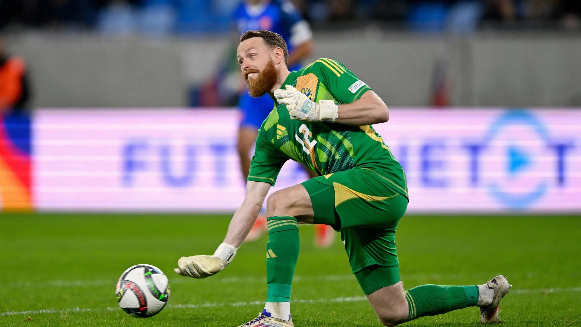 Thủ môn Viktor Johansson của Stoke City chuẩn bị cho trận đấu quan trọng