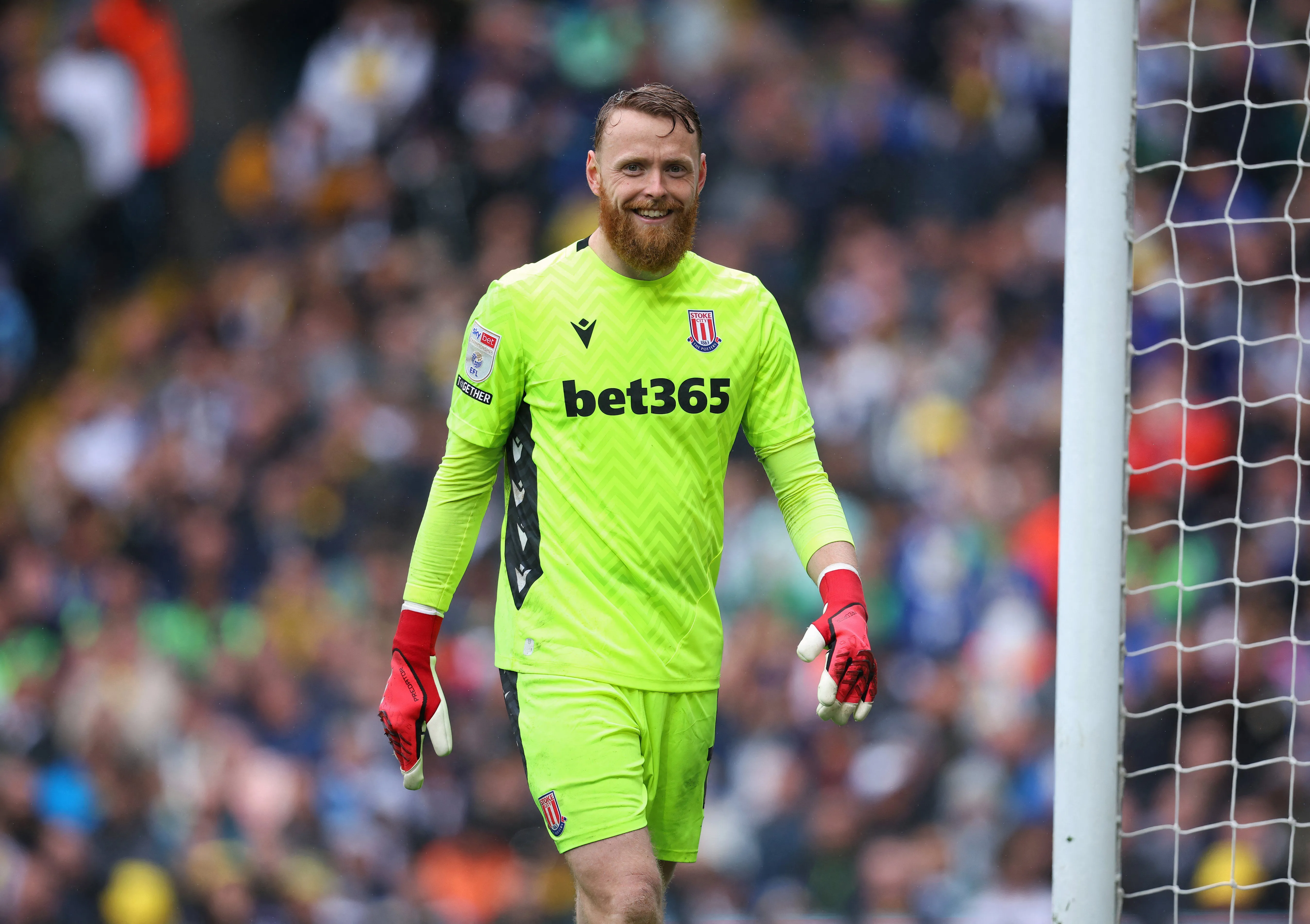 Thủ môn Viktor Johansson trong màu áo Stoke City thực hiện pha cứu thua