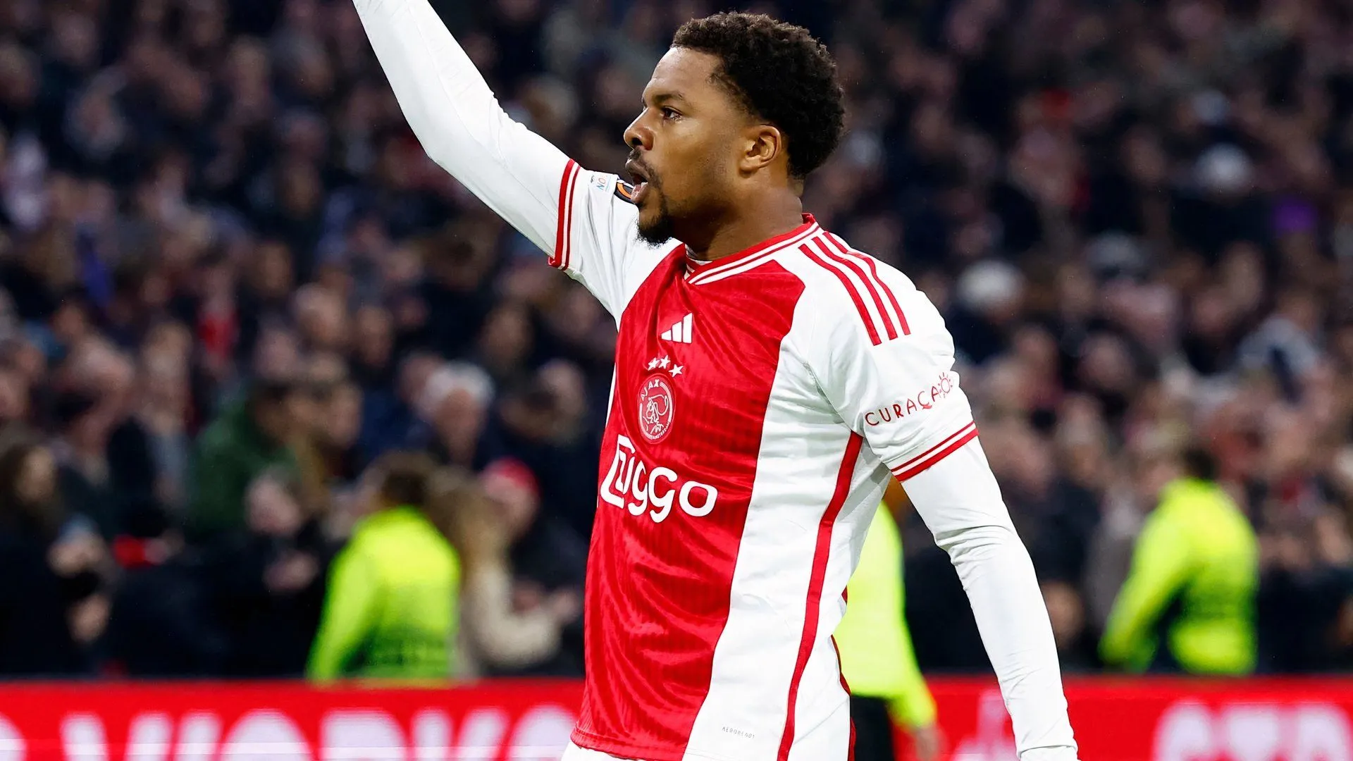 Tiền đạo Chuba Akpom trong màu áo Ajax, mục tiêu chuyển nhượng của Birmingham City và Ipswich Town.