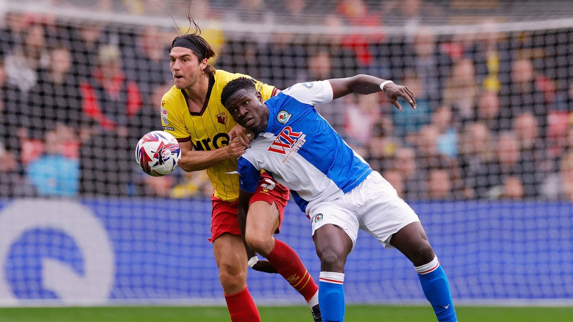 Tiền đạo Makhtar Gueye trong màu áo Blackburn Rovers trên sân Ewood Park