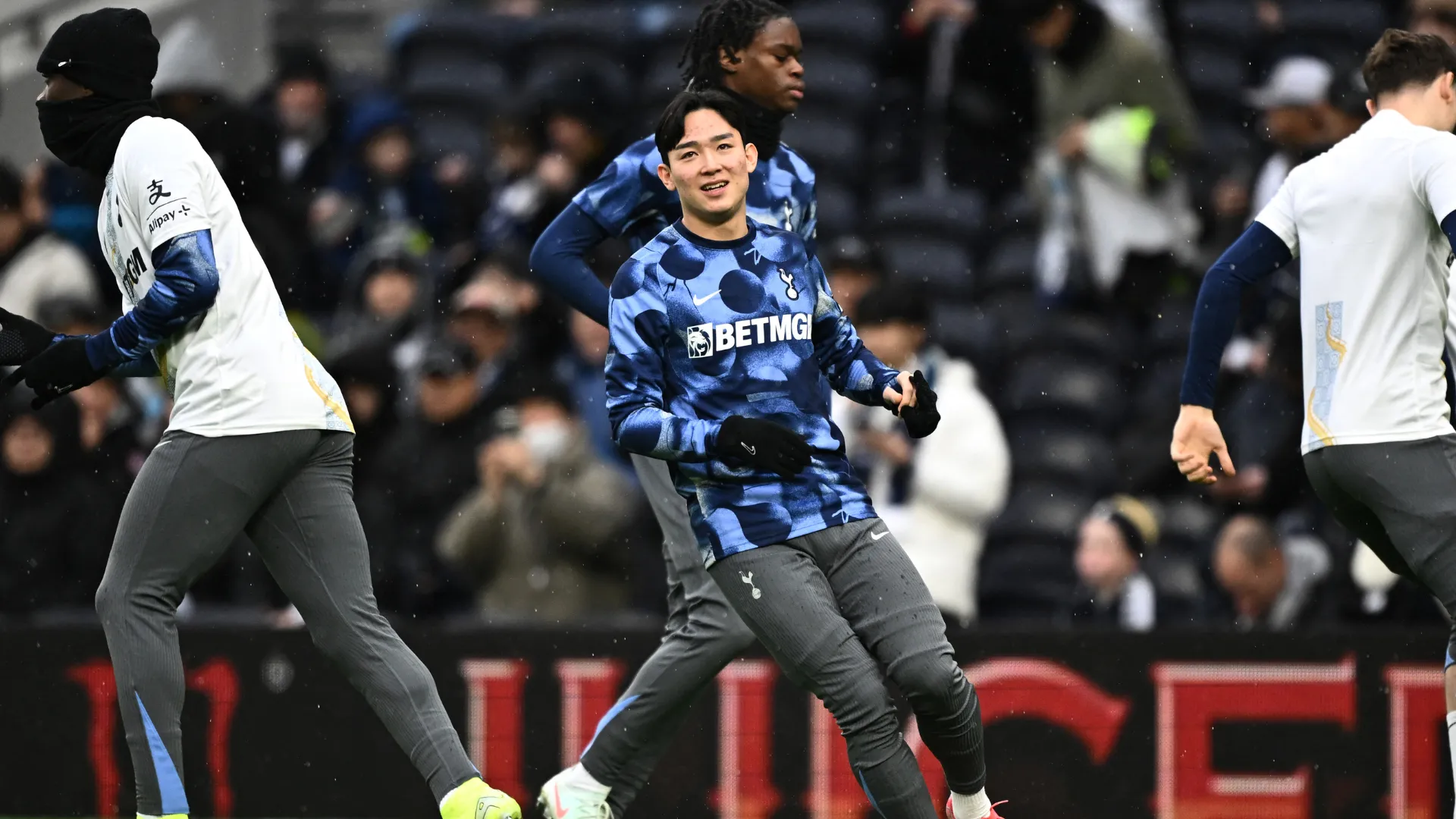 Tiền đạo Yang Min-hyeok trong màu áo QPR khởi động trước trận đấu của Spurs