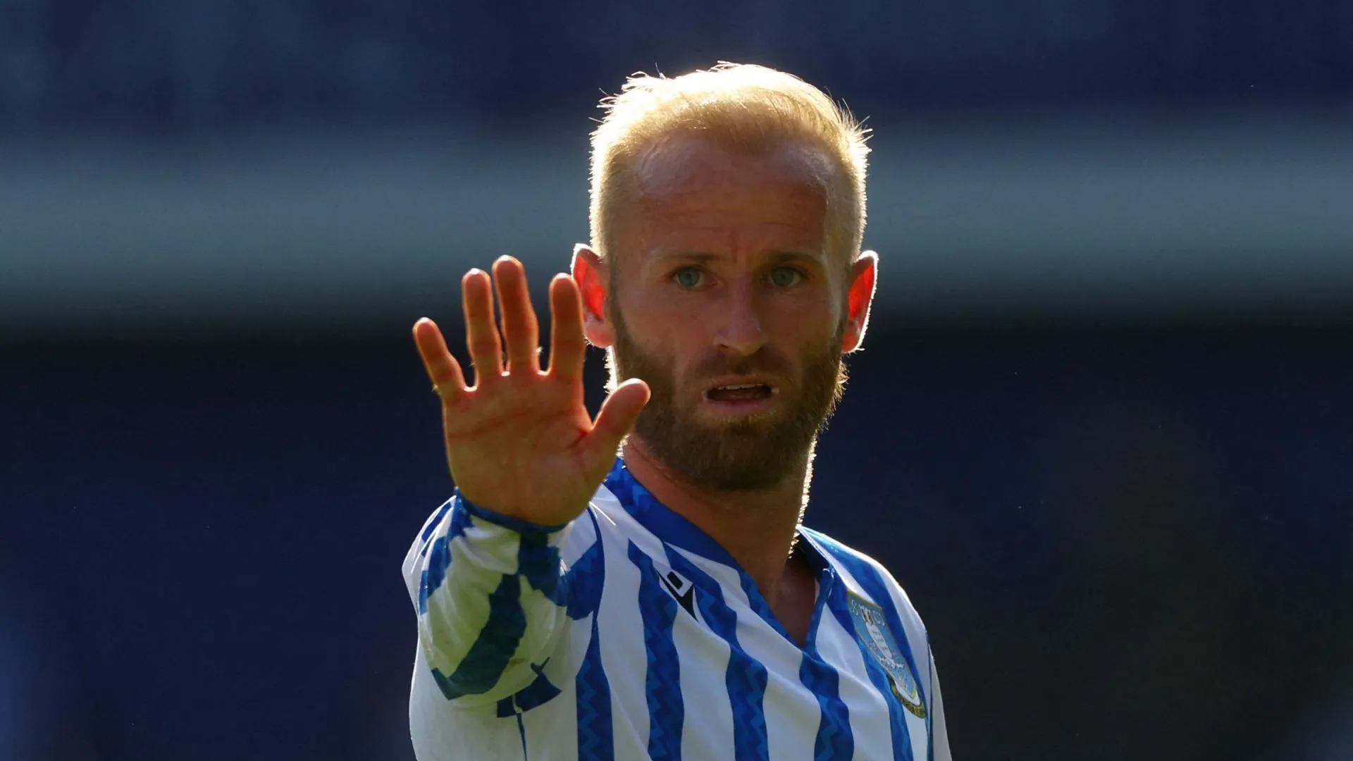 Tiền vệ Barry Bannan của Sheffield Wednesday thể hiện sự chuyên nghiệp giữa bối cảnh khó khăn tài chính