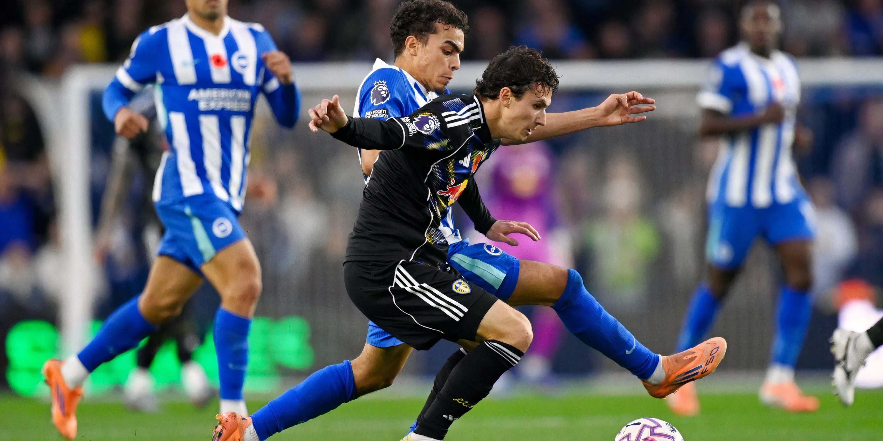 Cầu thủ Brenden Aaronson tại Leeds United, người chơi phòng ngự lệch qua một bên trong mùa giải khó khăn