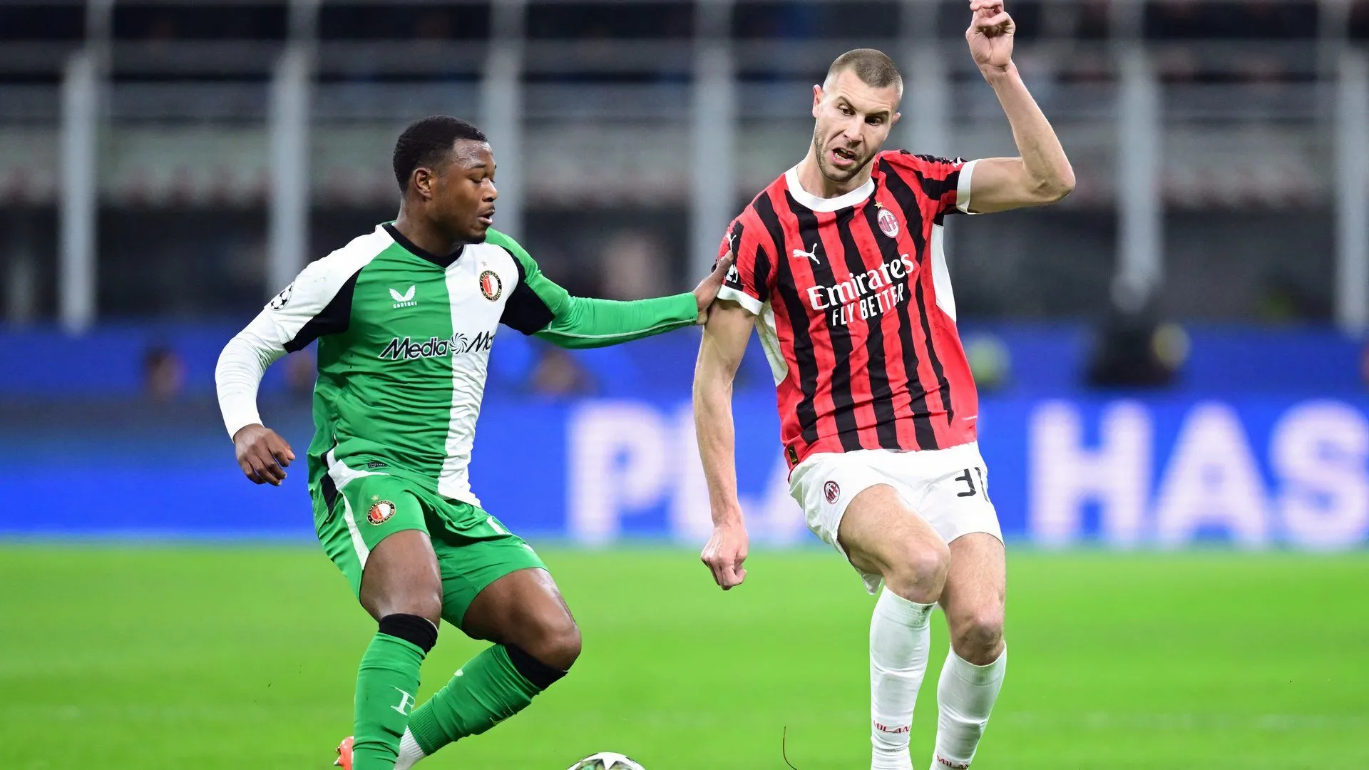 Cầu thủ Zepiqueno Redmond trong màu áo Feyenoord trước khi gia nhập Huddersfield