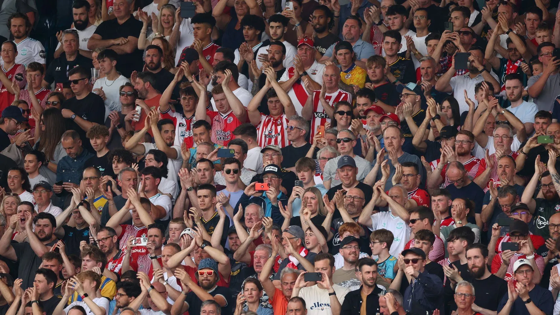 Cổ động viên Southampton FC tại sân vận động St. Mary's trong một trận đấu của mùa giải